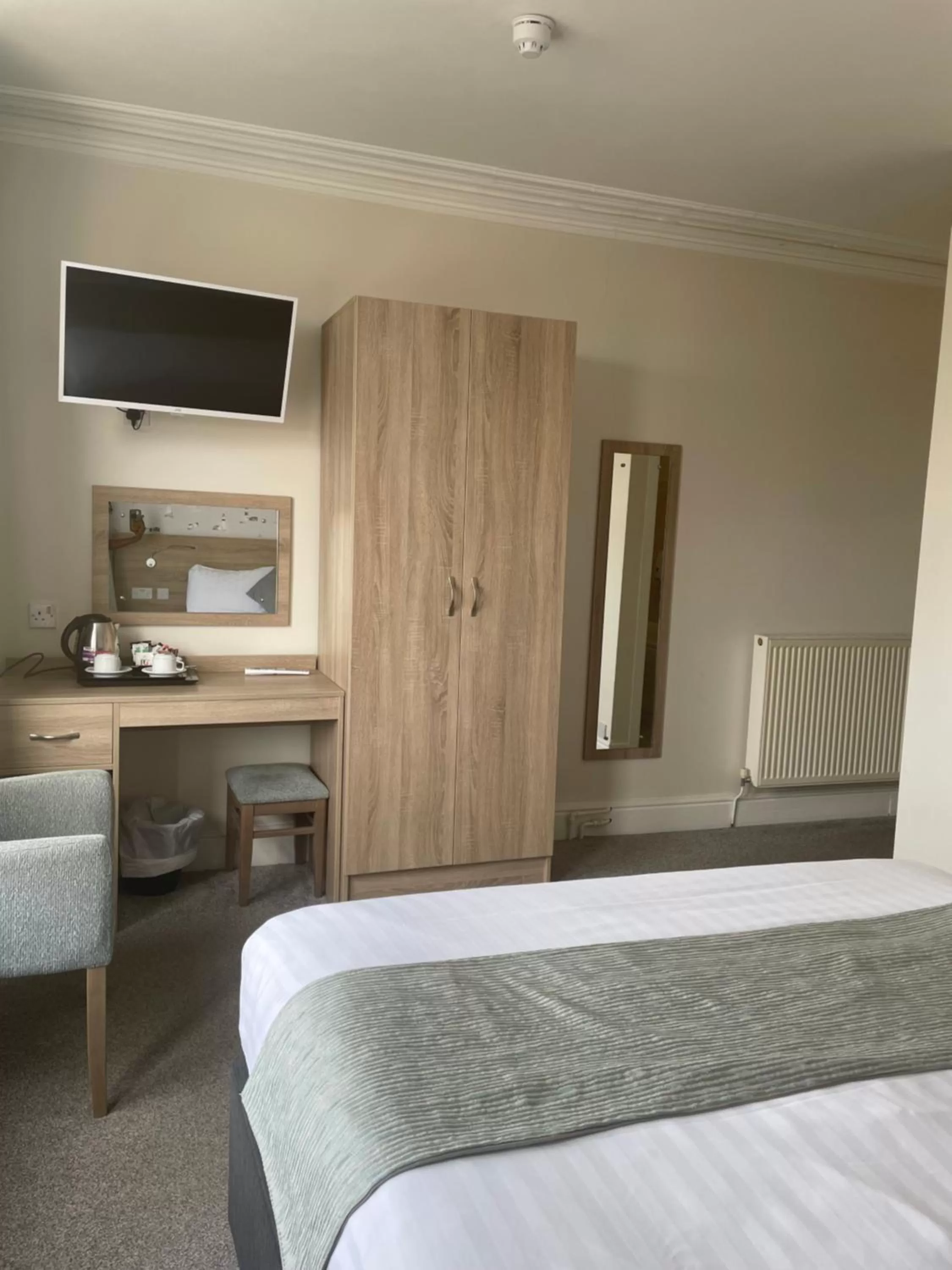 Communal lounge/ TV room, Bed in The Clarendon Hotel