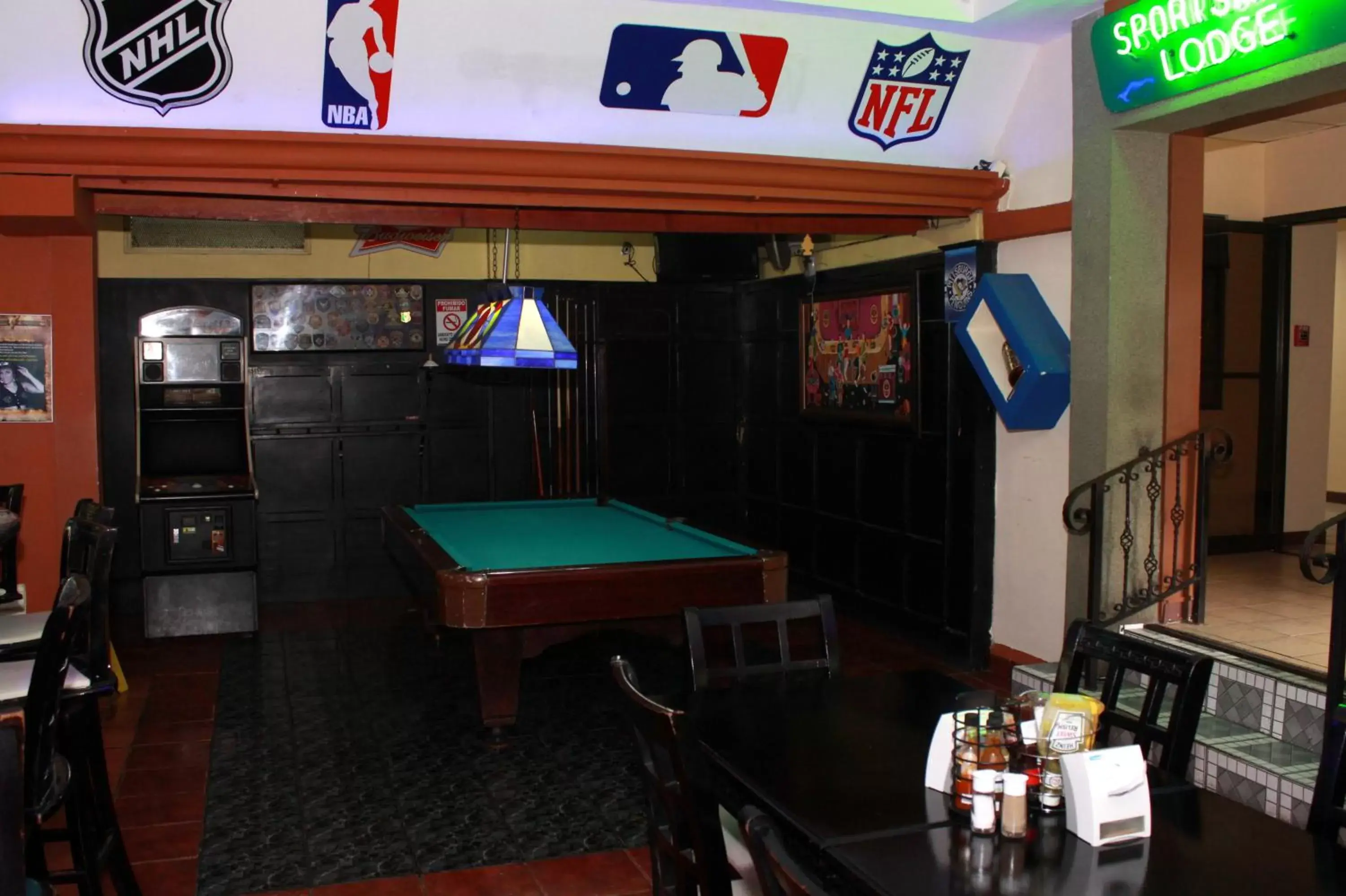 Lounge or bar, Billiards in Sportsmens Lodge