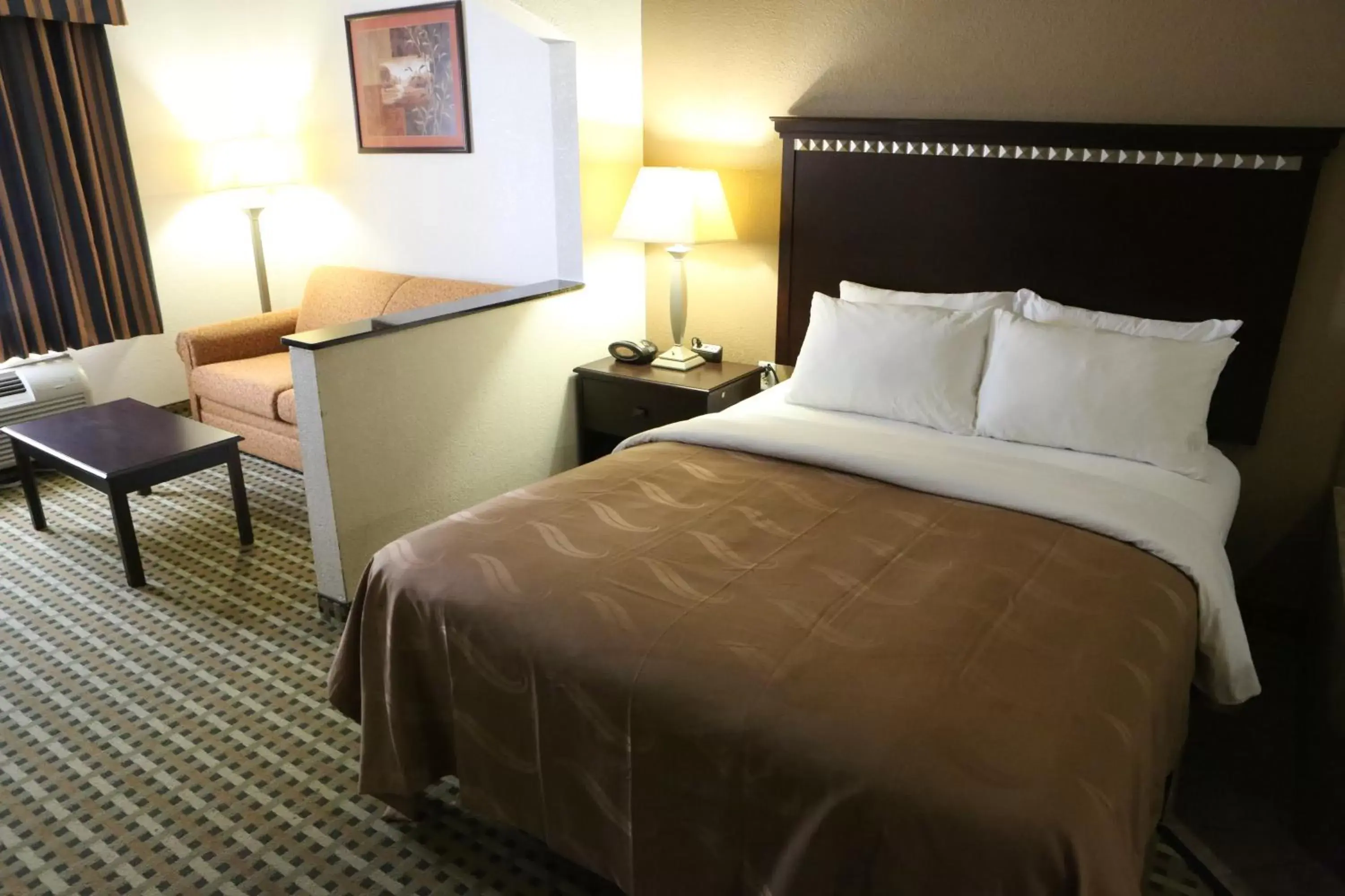 Bed in Quality Suites, Ft Worth Burleson