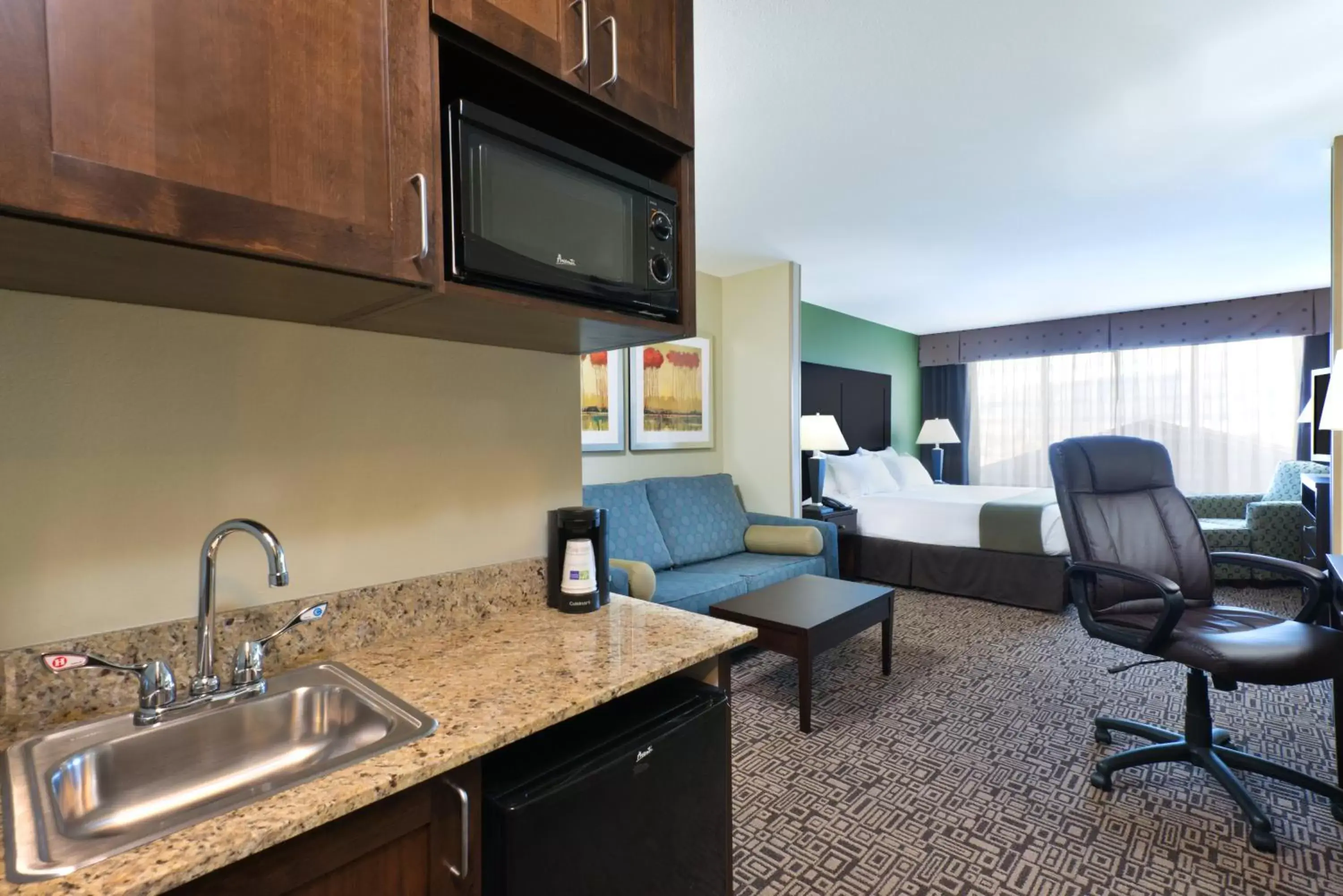 Photo of the whole room, Kitchen/Kitchenette in Holiday Inn Express Richfield, an IHG Hotel