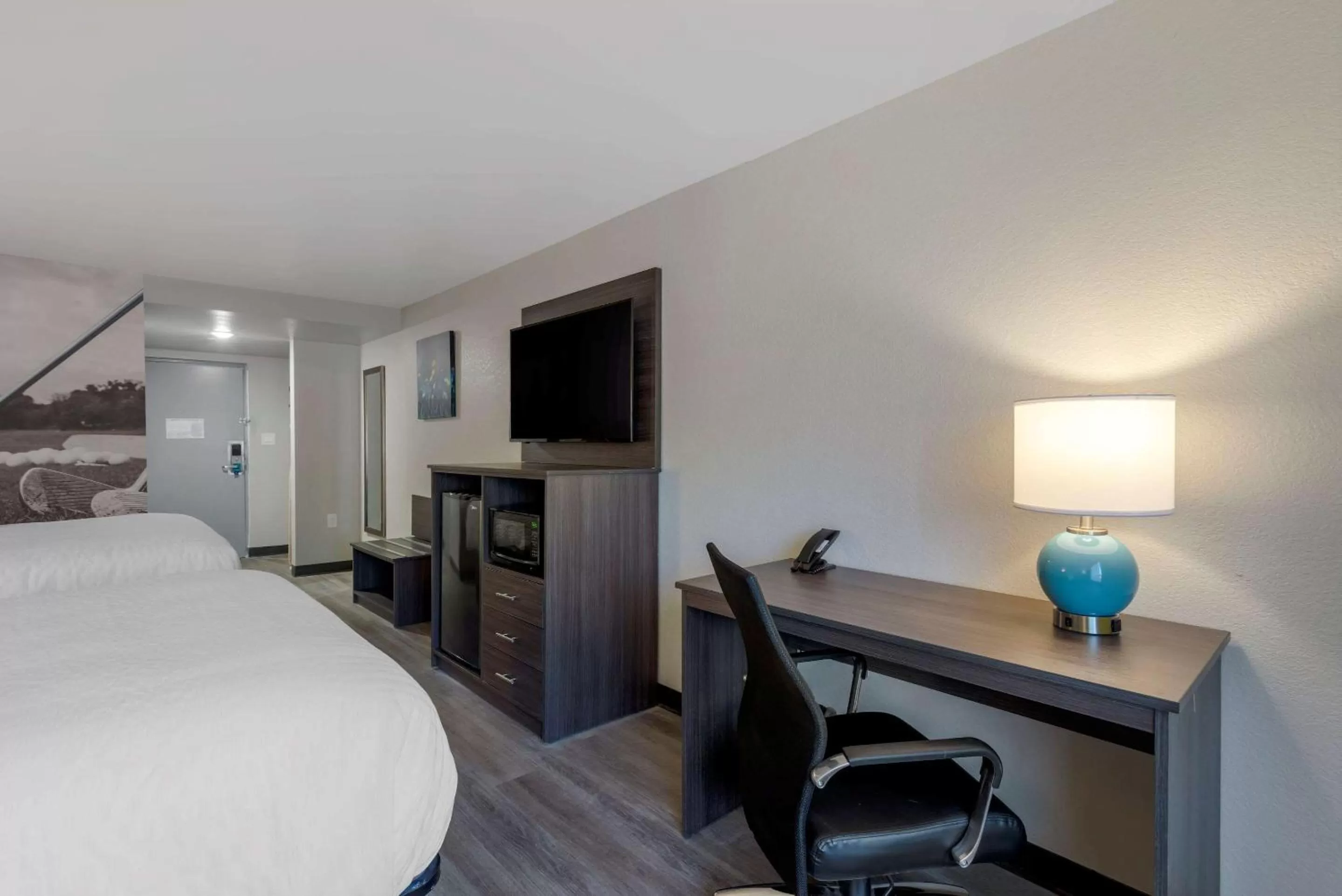 Bedroom, Bed in Clarion Pointe McDonough