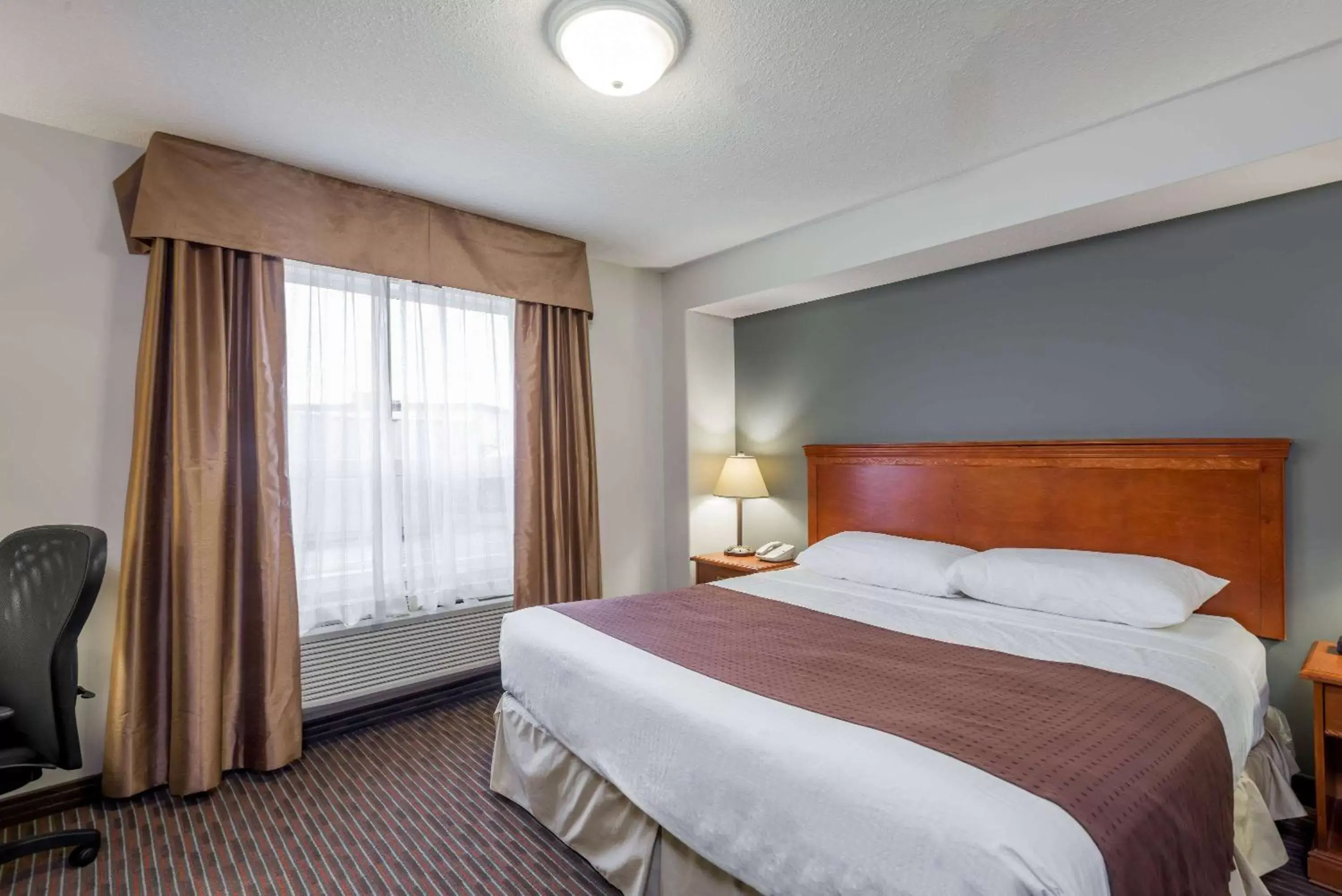 Photo of the whole room, Bed in Super 8 by Wyndham Grande Prairie