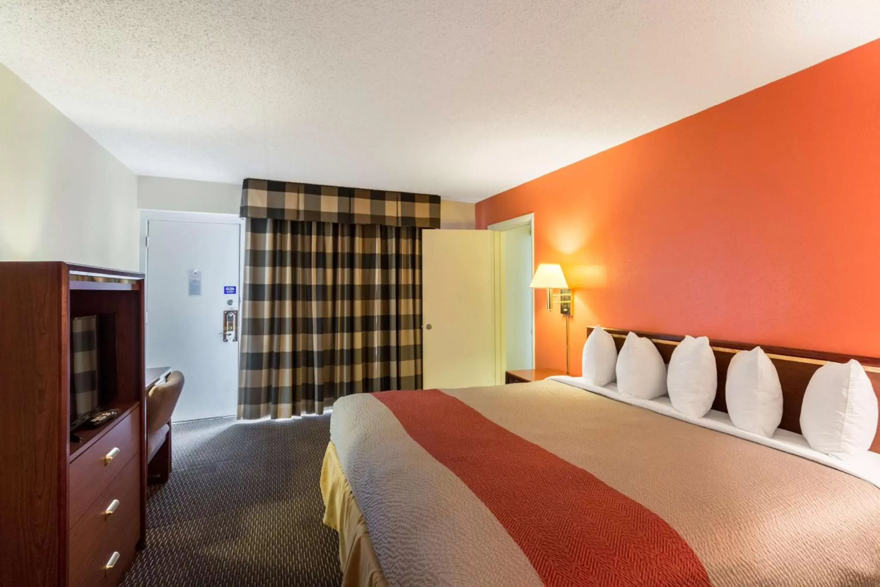 TV and multimedia, Bed in Motel 6-Butte, MT - Historic City Center