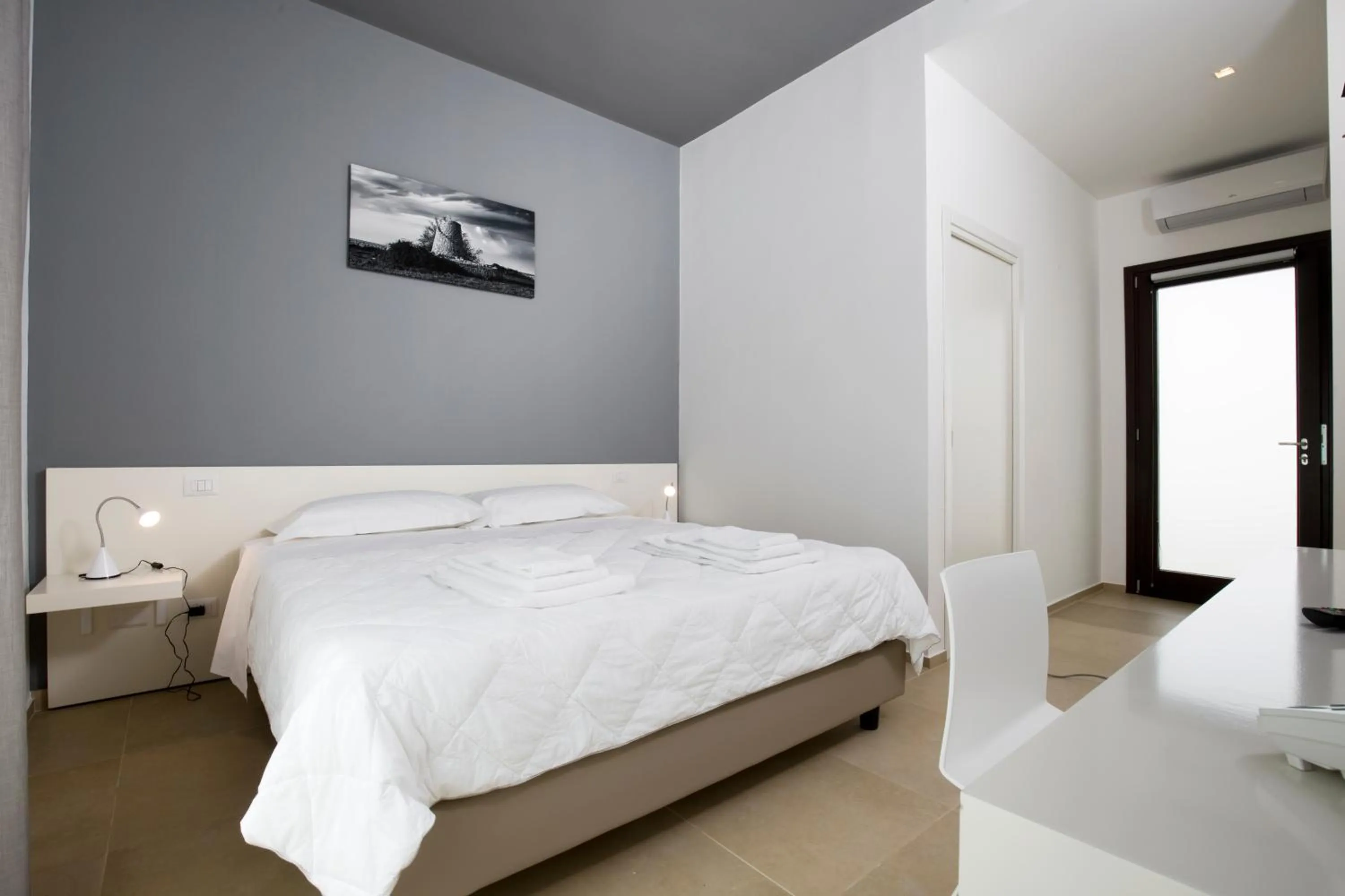 Bathroom, Bed in Southeast Hotel