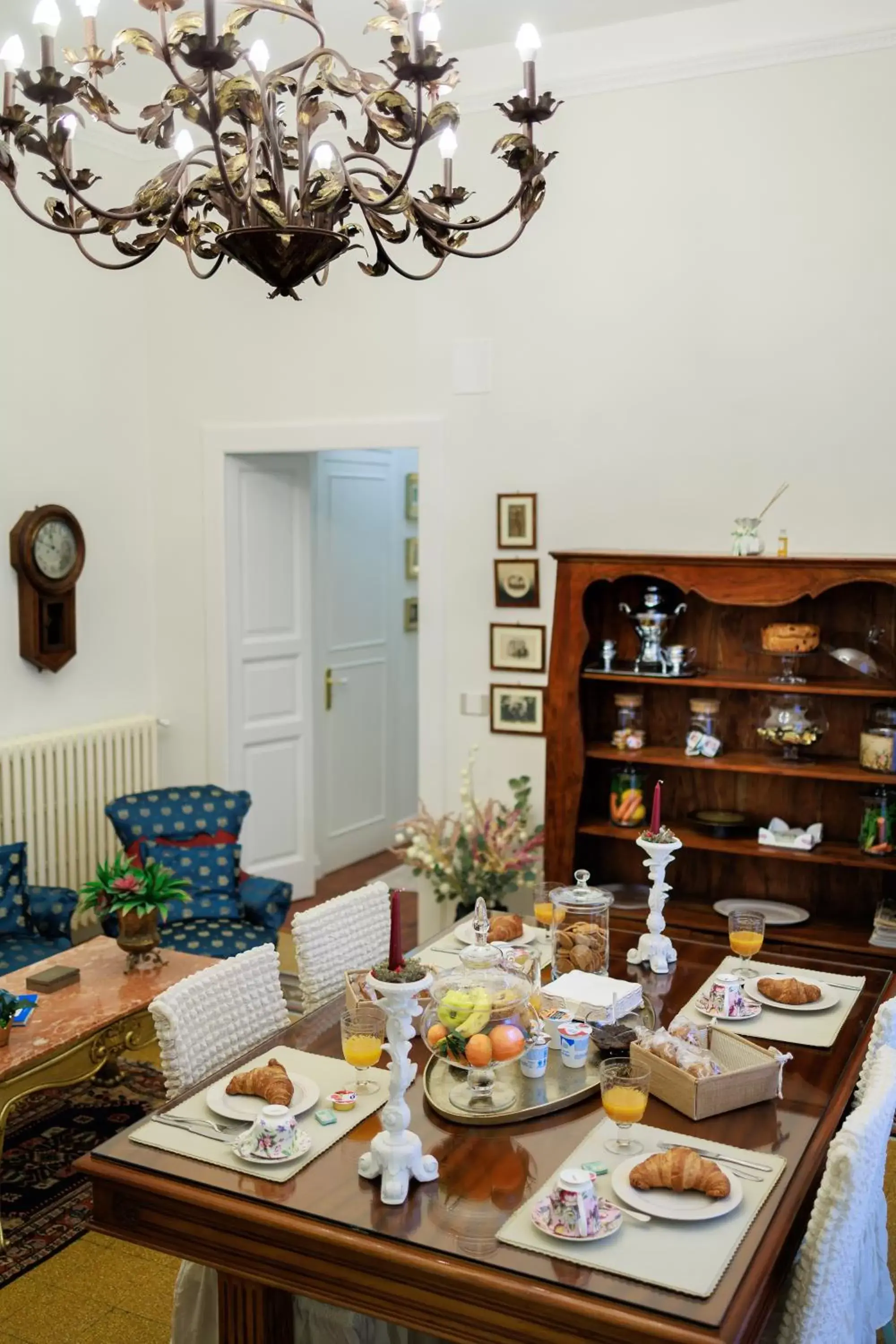 Communal lounge/ TV room, Dining Area in B&B CORSO VITTORIO