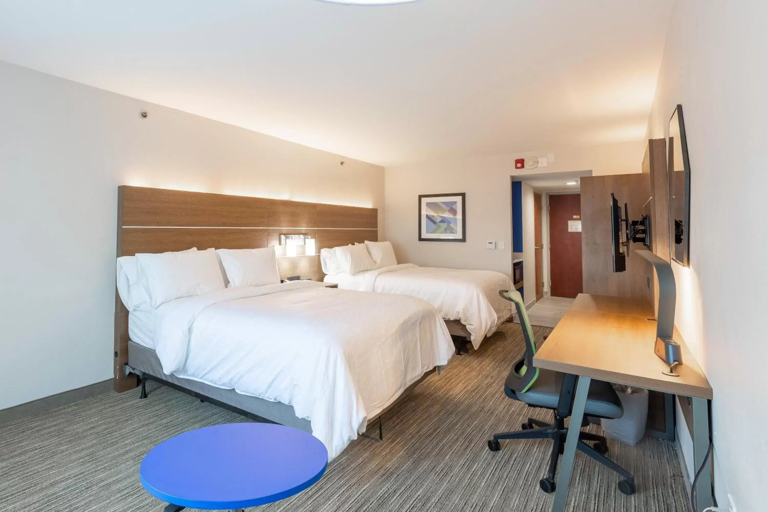 Bed in Holiday Inn Express & Suites Arlington North – Stadium Area by IHG Bed in Holiday Inn Express & Suites Arlington North – Stadium Area by IHG