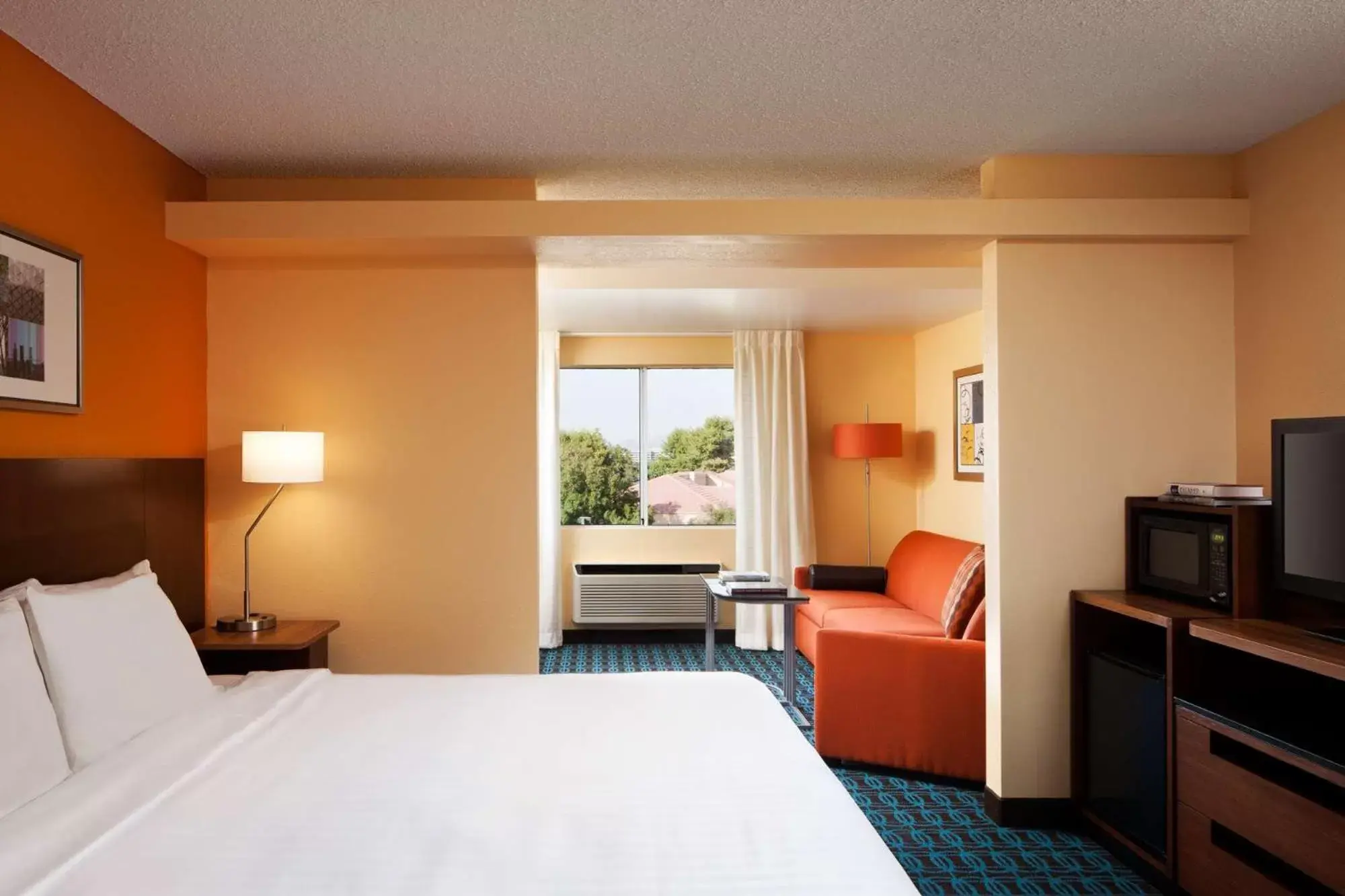 Photo of the whole room, Bed in Country Inn & Suites by Radisson, Phoenix Airport, AZ