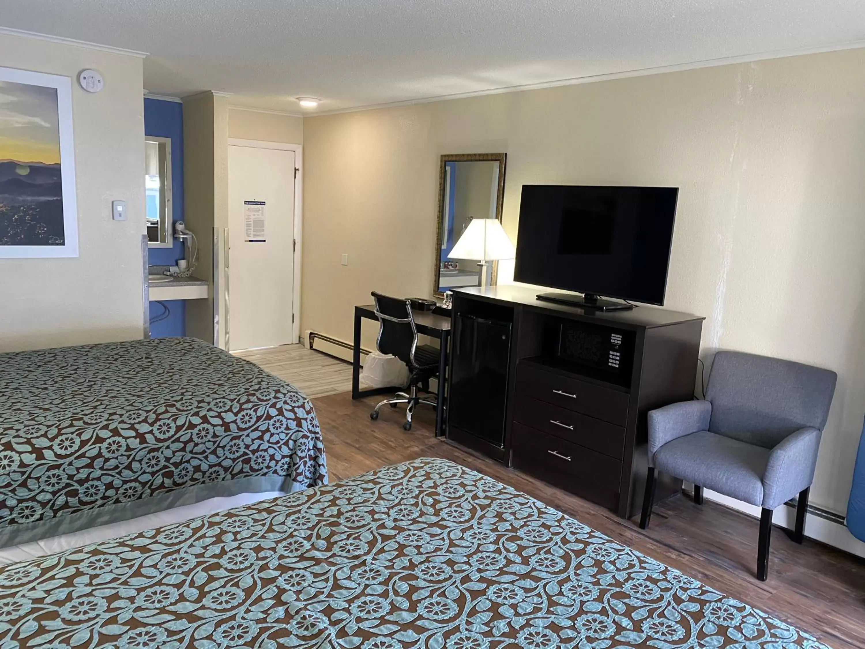 TV/Entertainment Center in Days Inn by Wyndham Lincoln