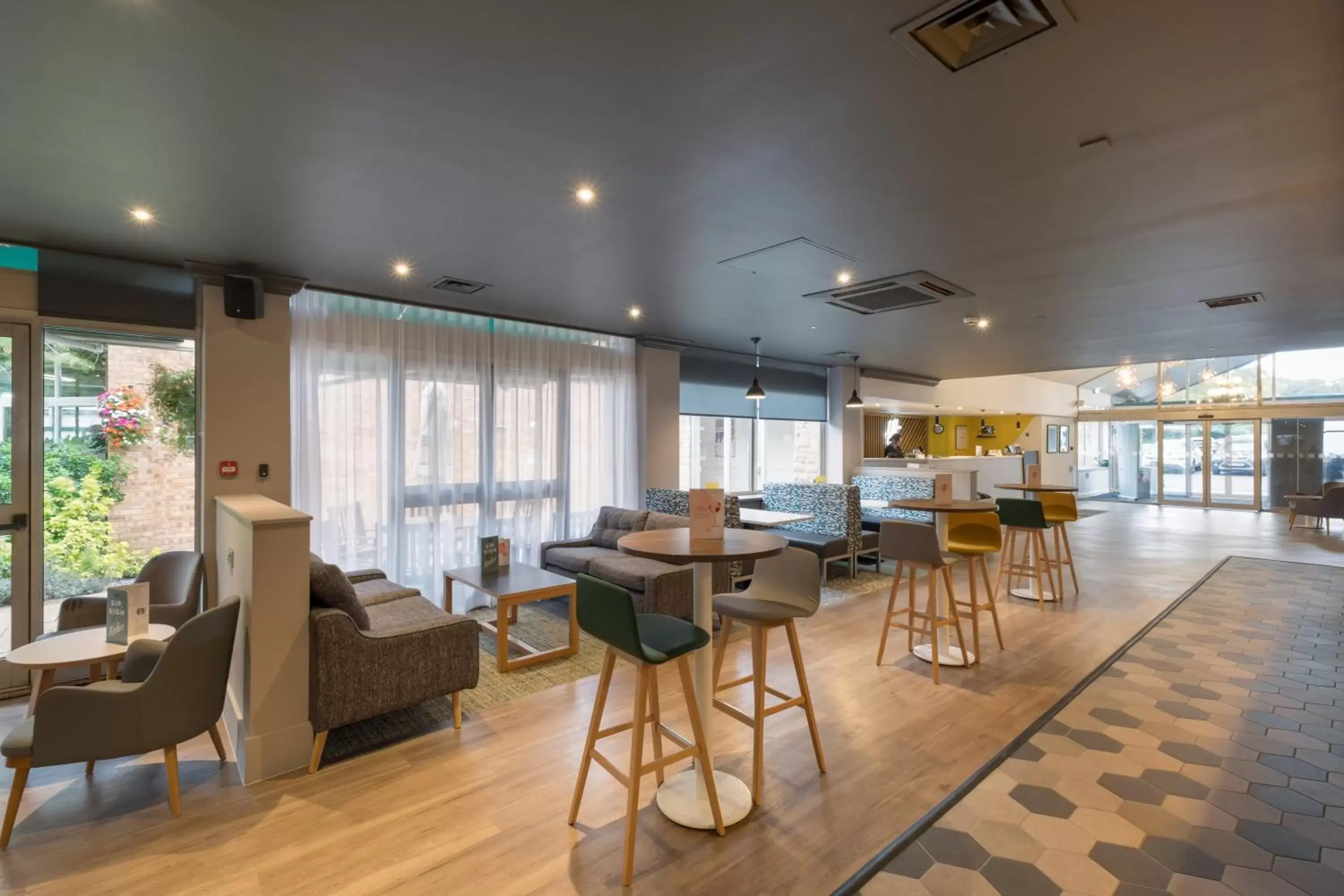 Lounge or bar in Holiday Inn Swindon by IHG Lounge or bar in Holiday Inn Swindon by IHG