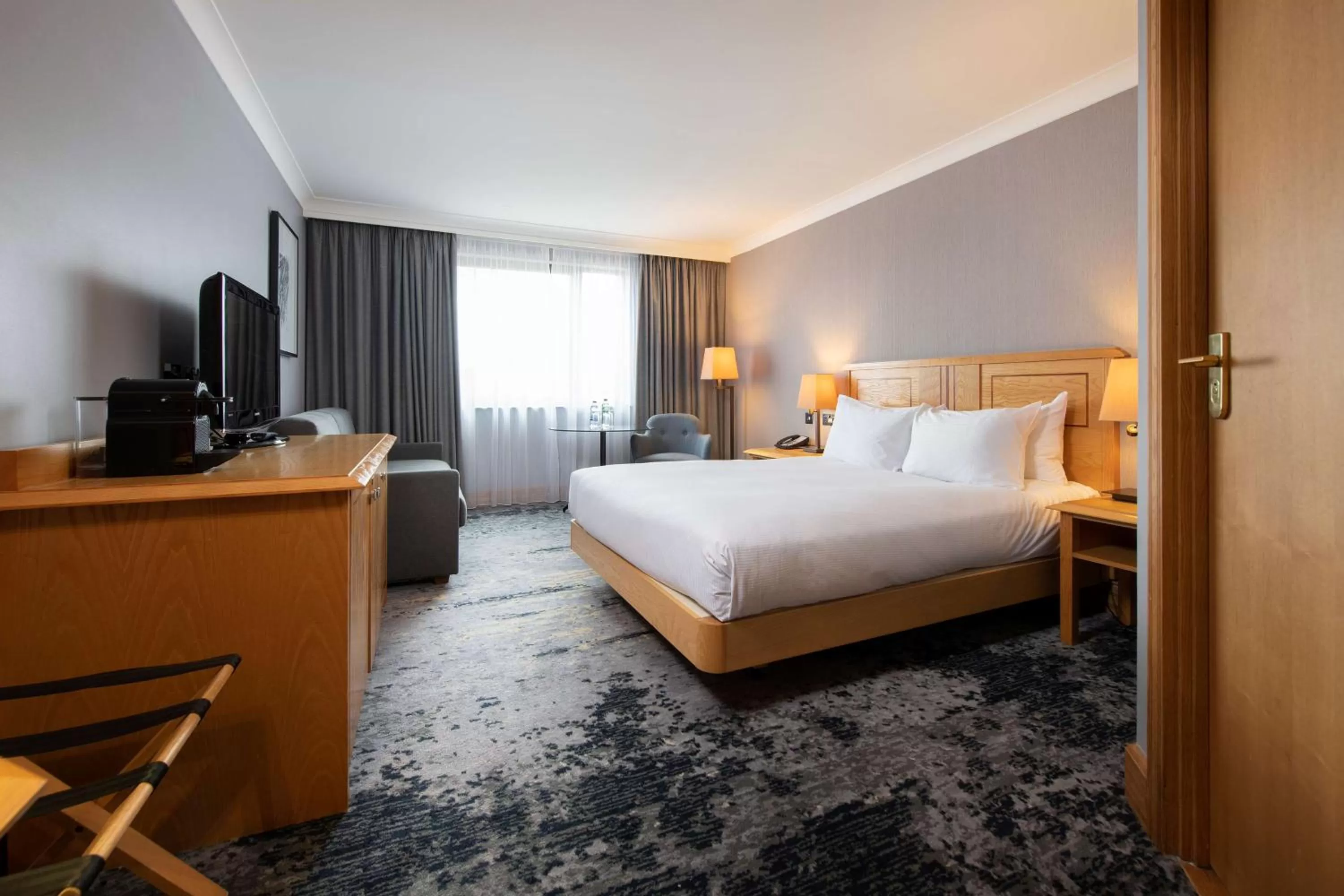 Living room, Bed in DoubleTree by Hilton Swindon Hotel