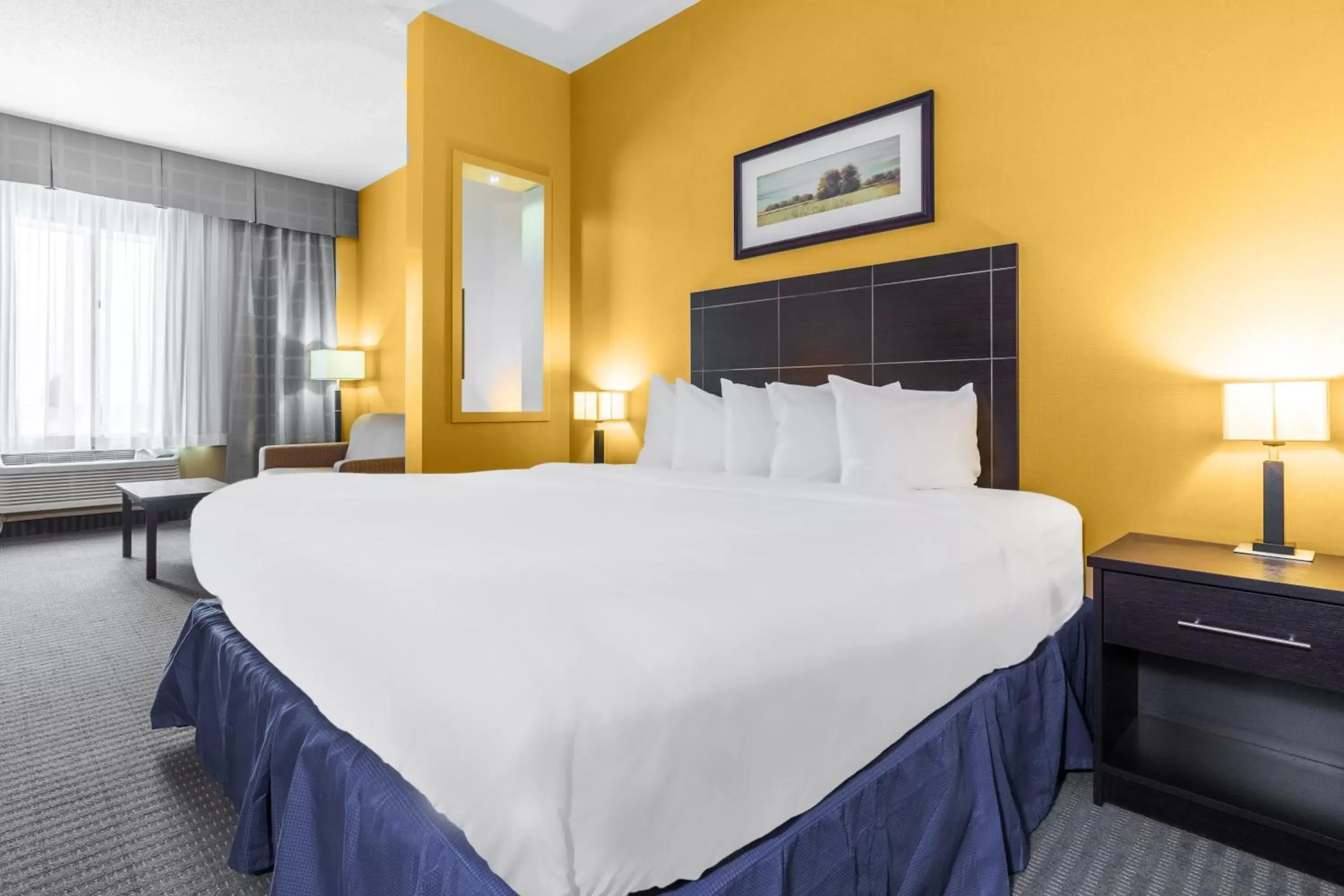 Bed in Quality Inn & Suites Victoriaville