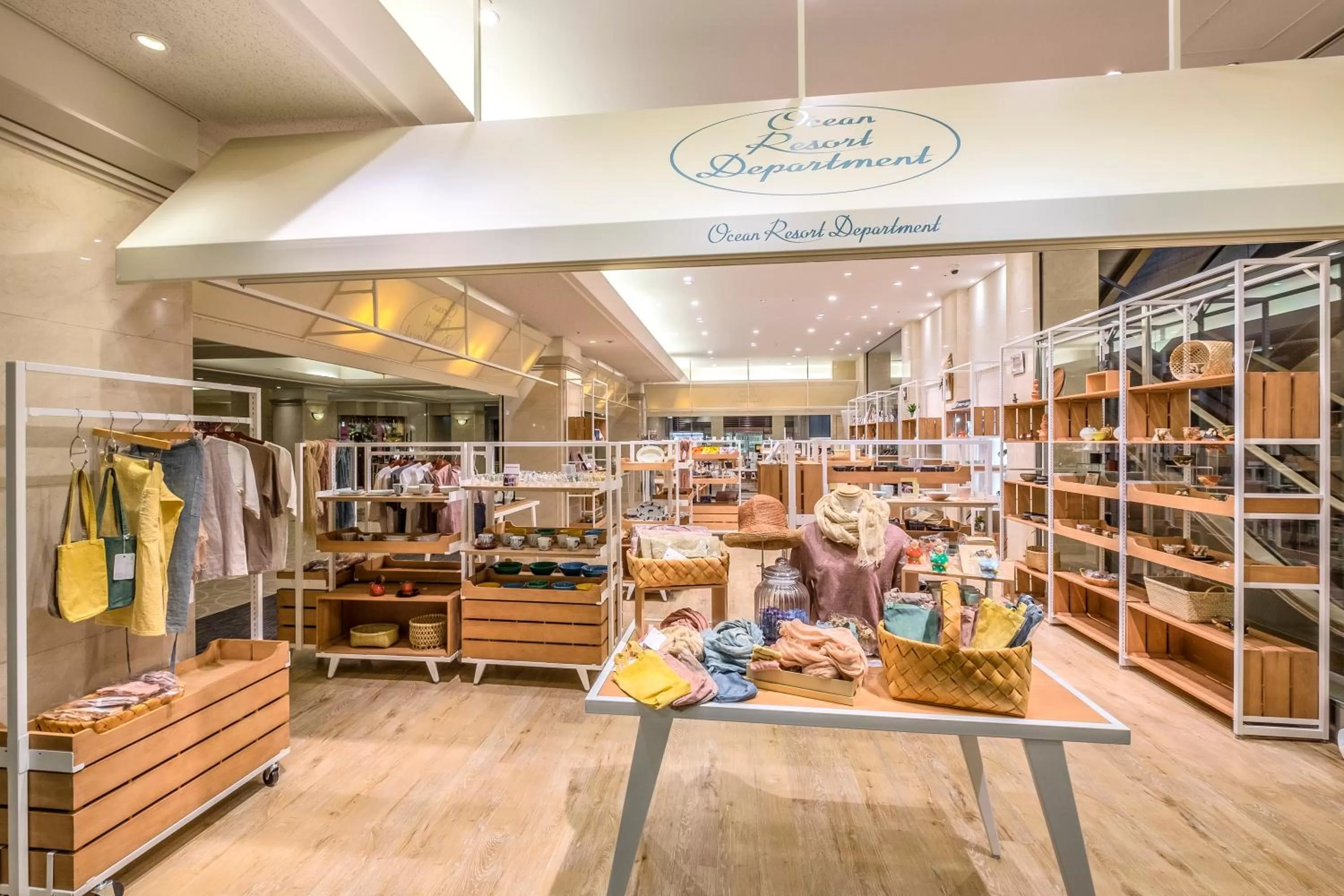 On-site shops in Phoenix Seagaia Ocean Tower