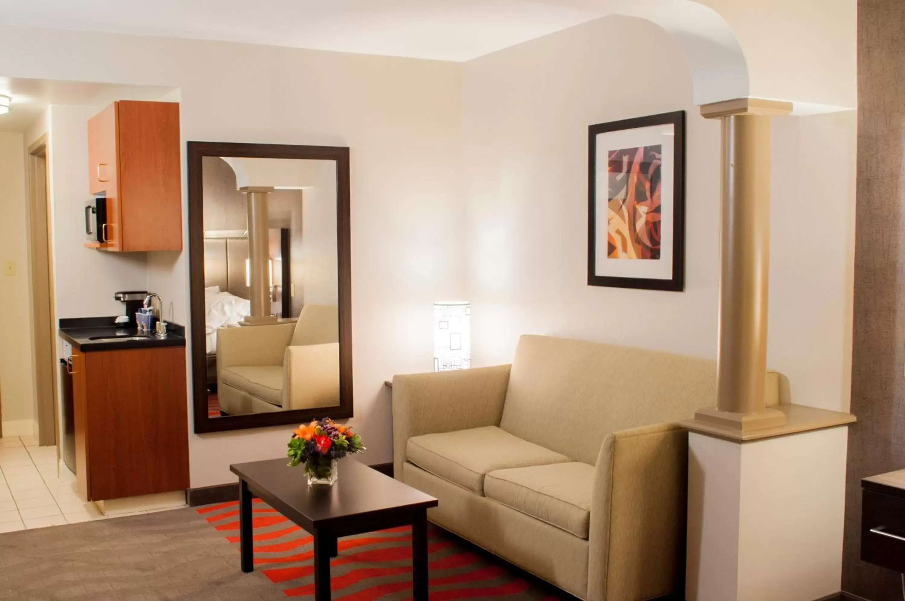 Bedroom, Seating Area in Holiday Inn Express Hotel & Suites Pittsburgh-South Side, an IHG Hotel