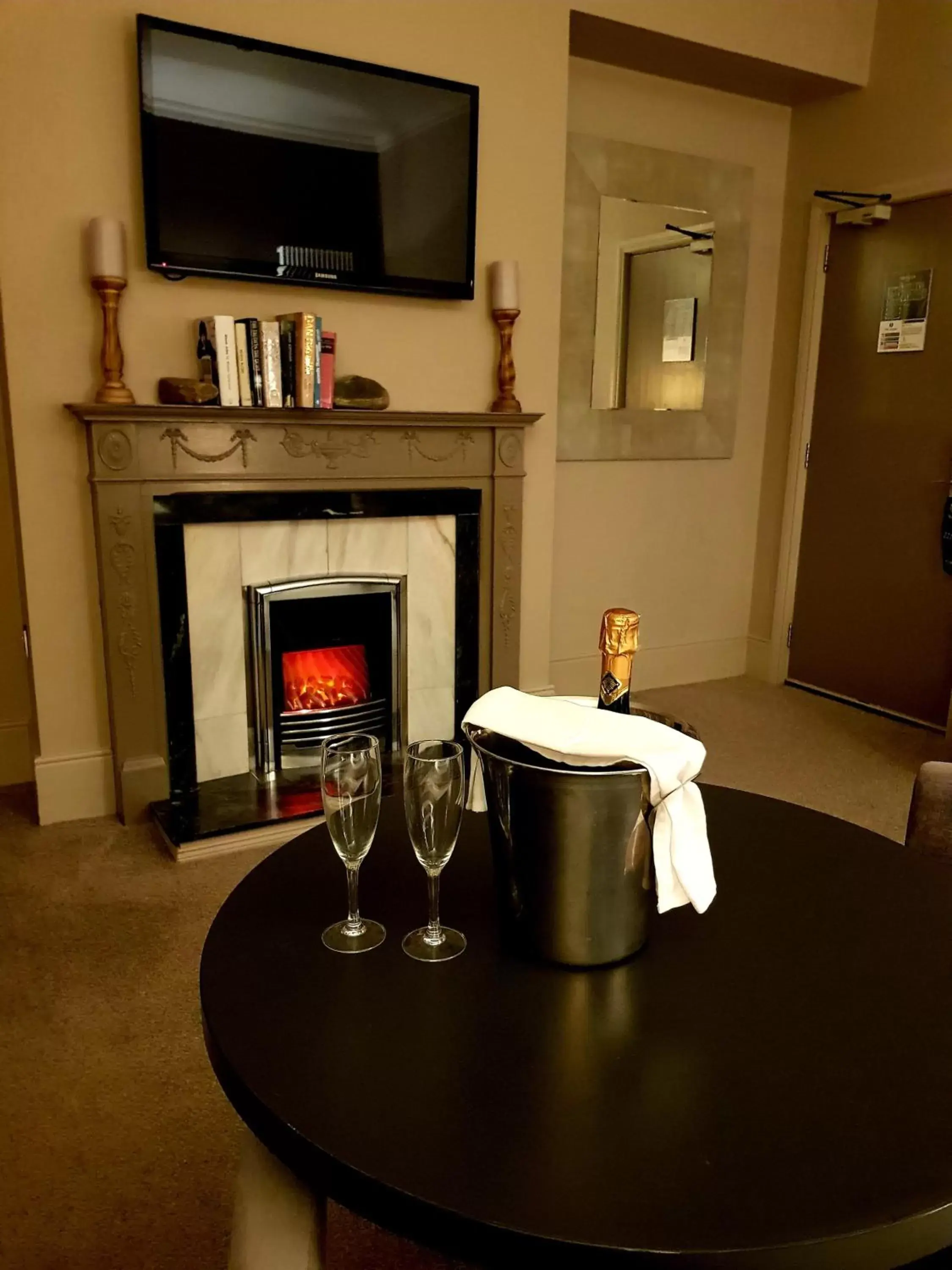 Alcoholic drinks, TV/Entertainment Center in The Enniskillen Hotel and Motel