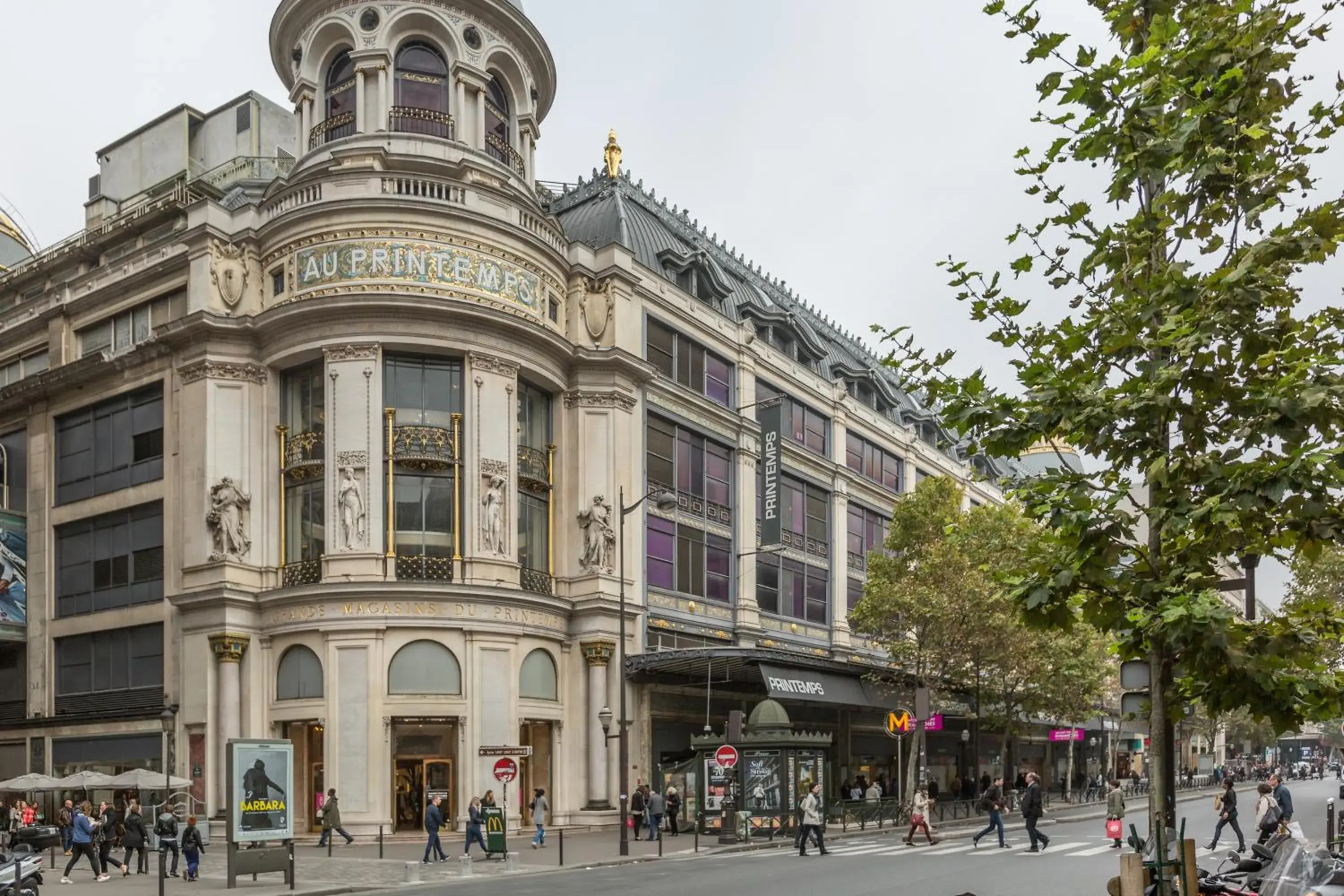 Shopping Area, Property Building in Hôtel Charing Cross