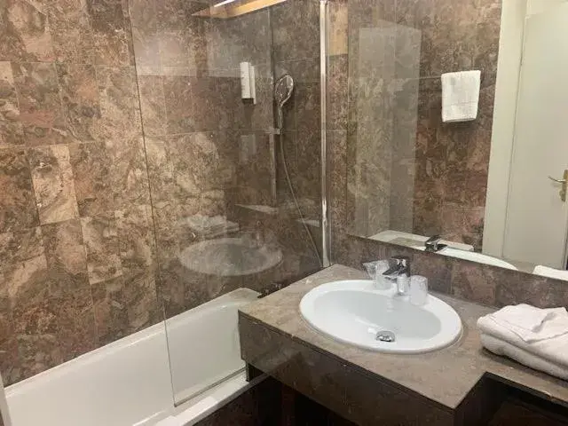 Bathroom in Hôtel des Etats-Unis