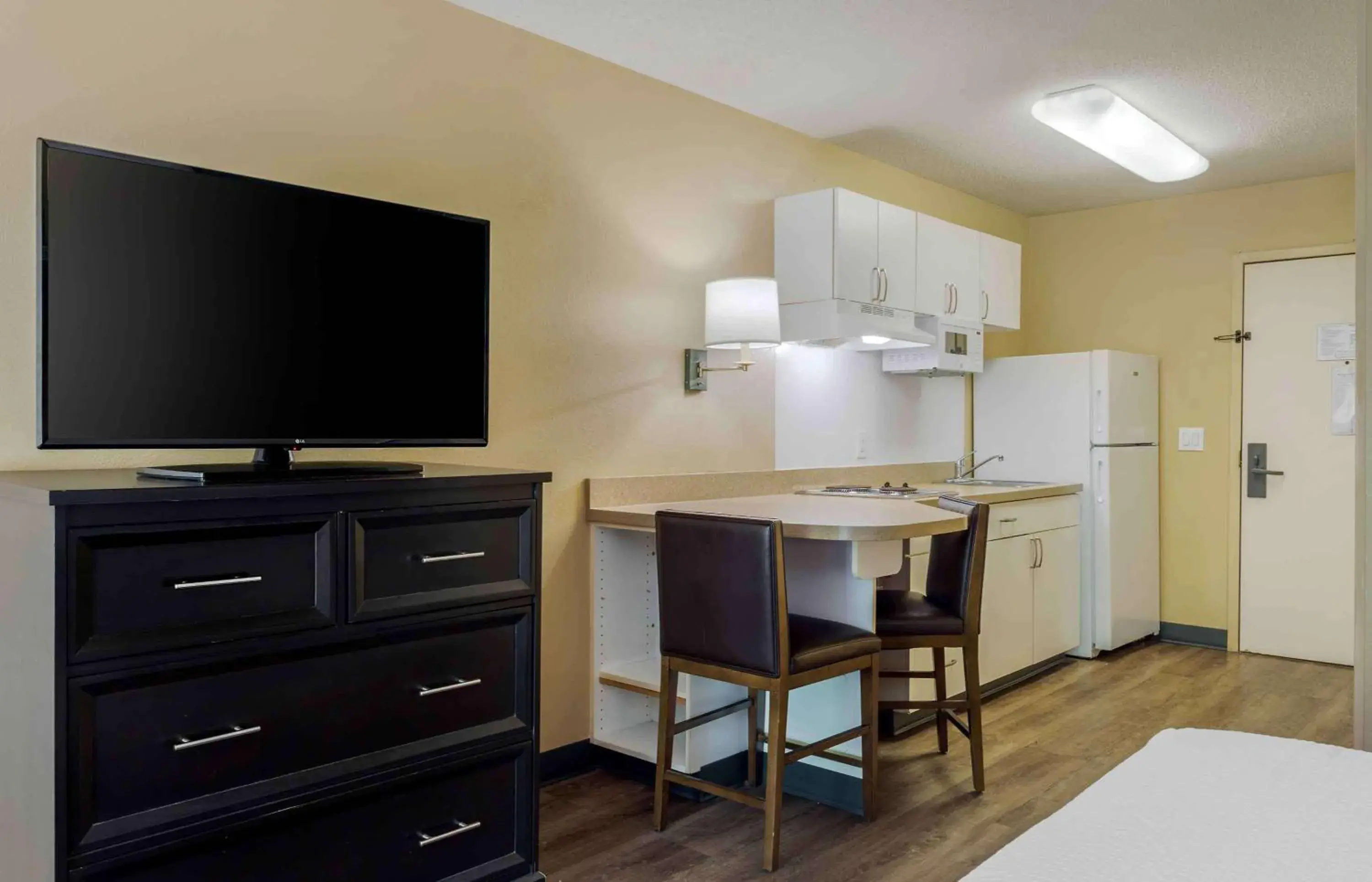 Bedroom, TV/Entertainment Center in Extended Stay America Suites - Boston - Waltham - 52 4th Ave