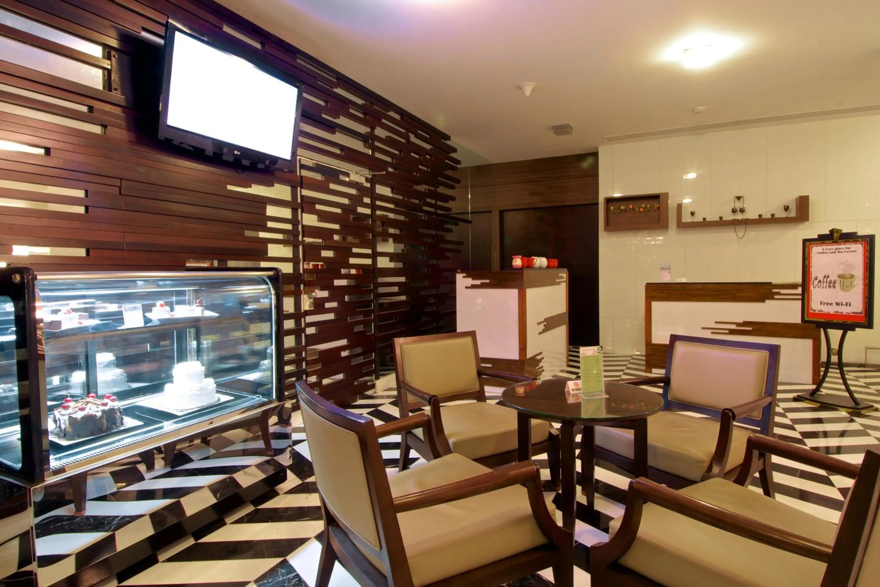 Restaurant/places to eat in Merlynn Park Hotel