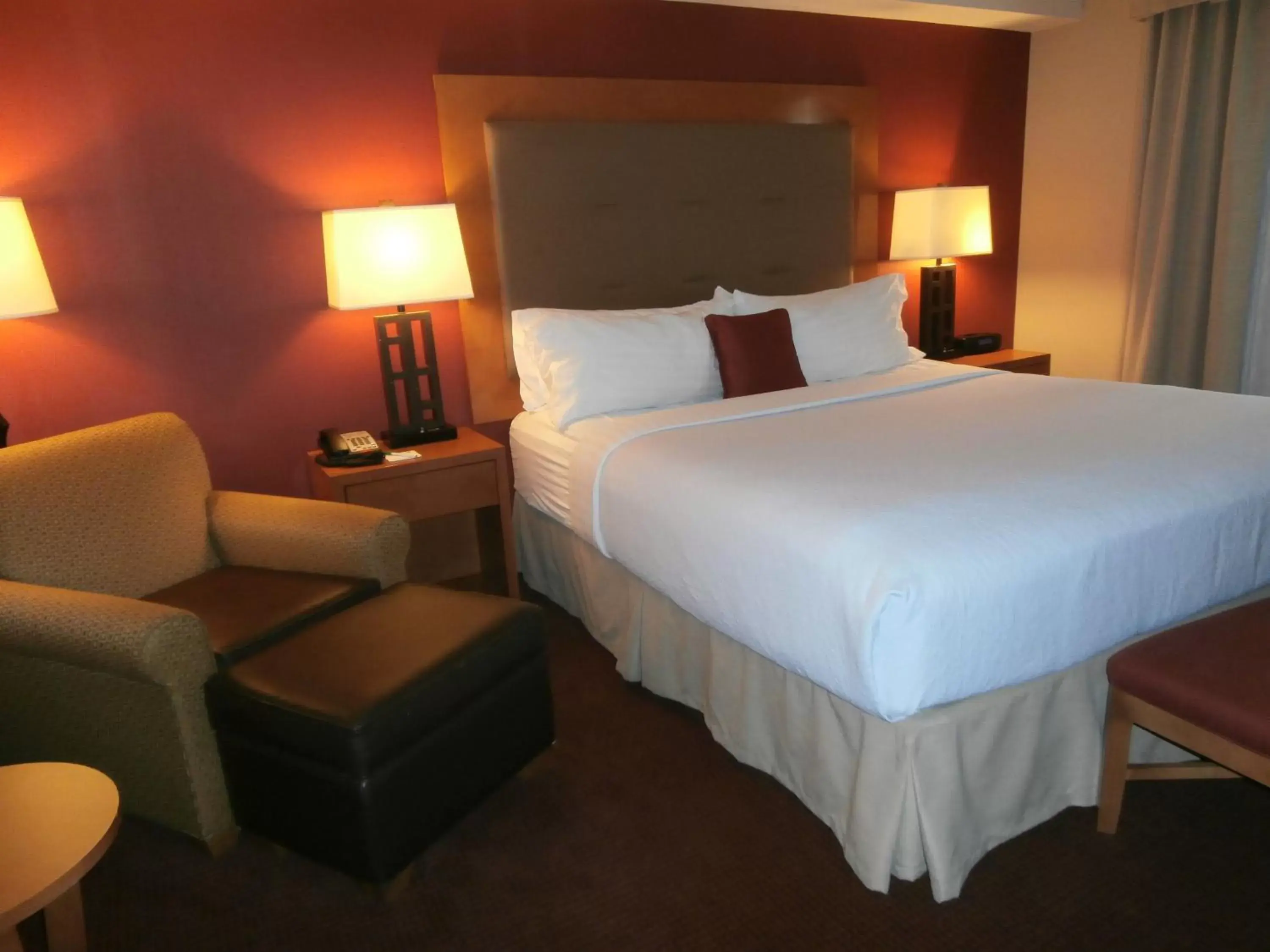 Photo of the whole room, Bed in Holiday Inn Oakland Airport, an IHG Hotel