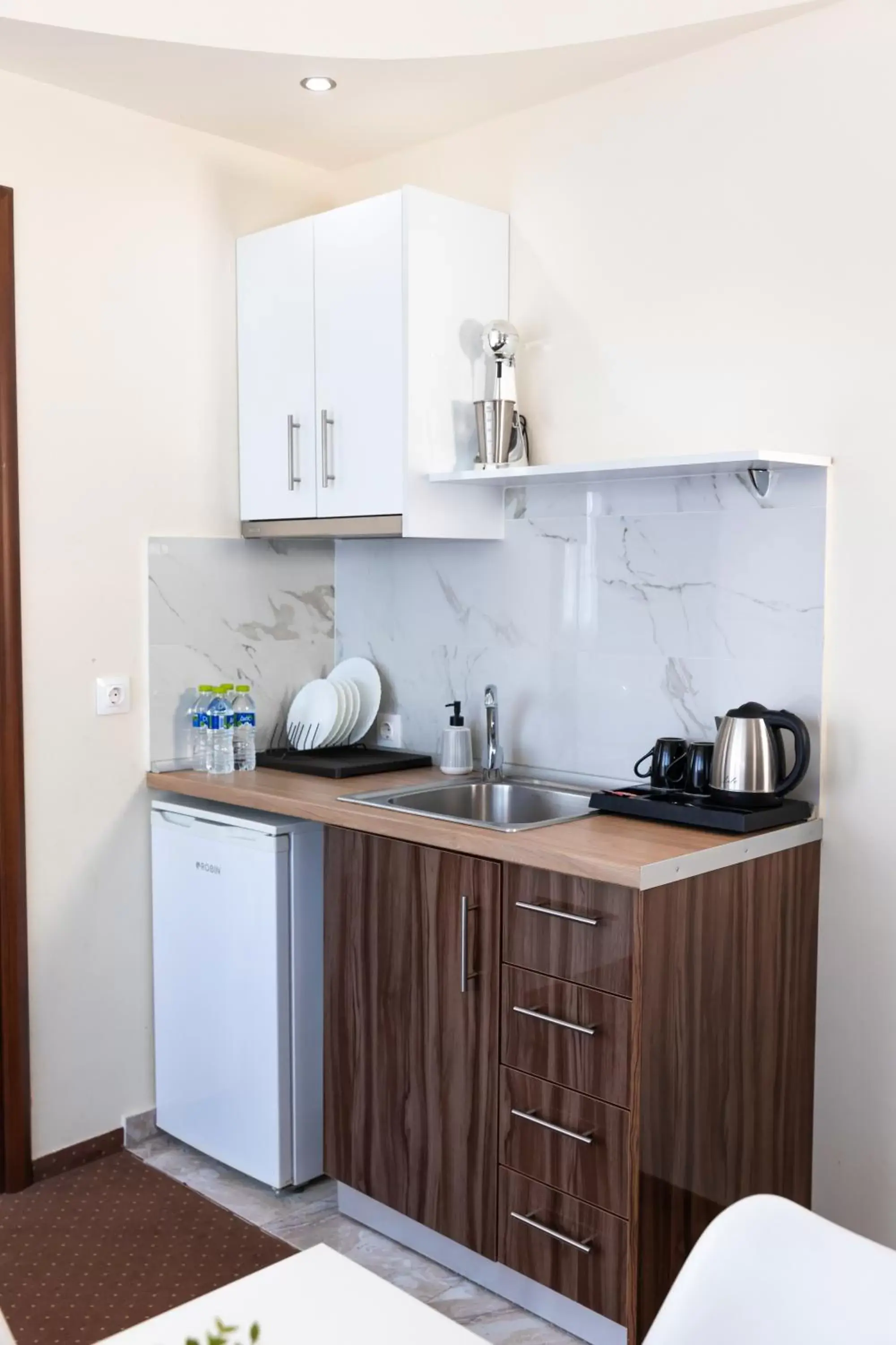 Coffee/tea facilities, Kitchen/Kitchenette in City Plaza Apartments & Rooms