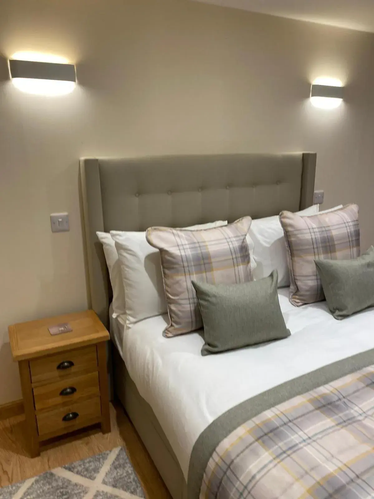 Bedroom, Bed in Waverley Inn Apartments