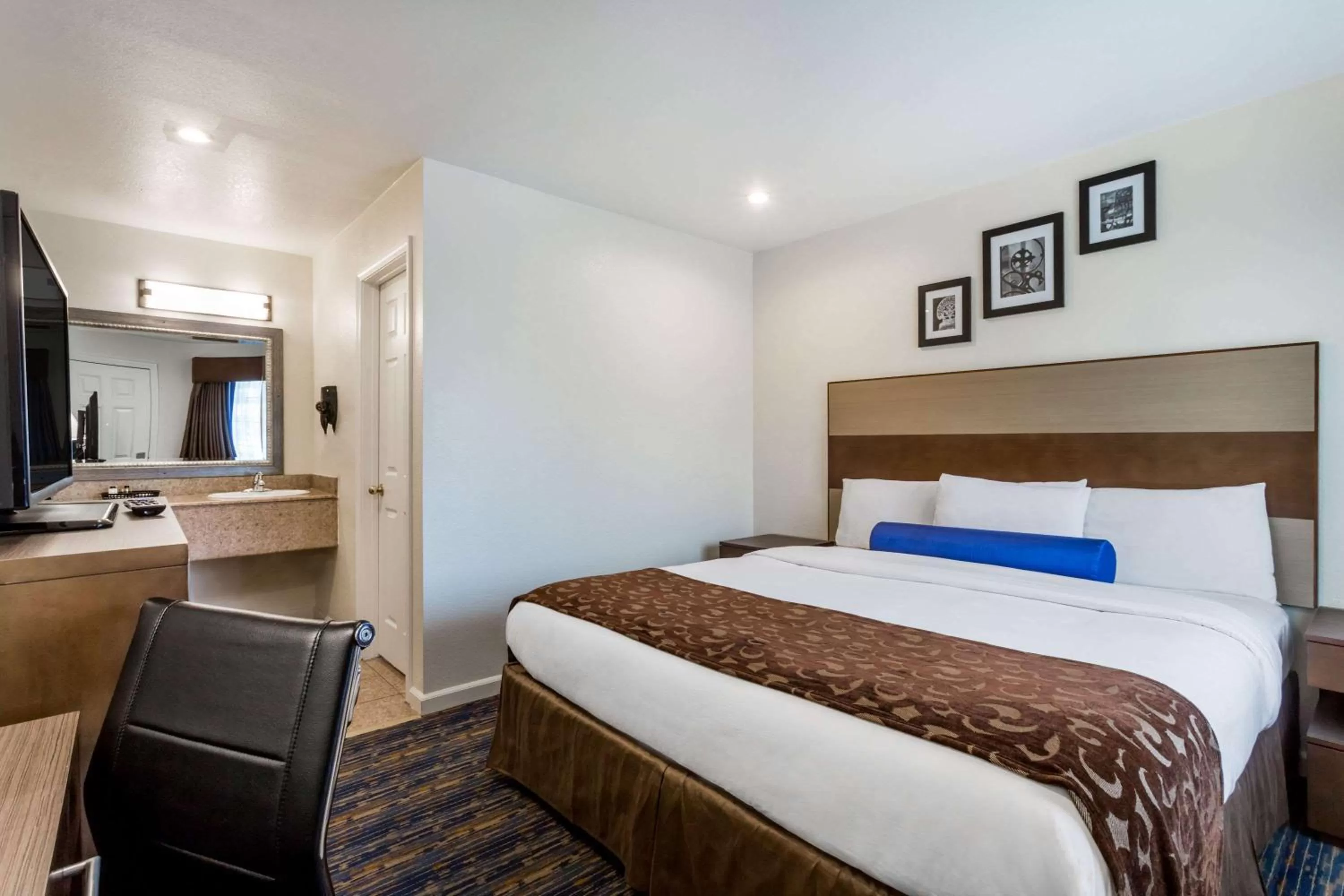 Photo of the whole room in Howard Johnson By Wyndham Berkeley