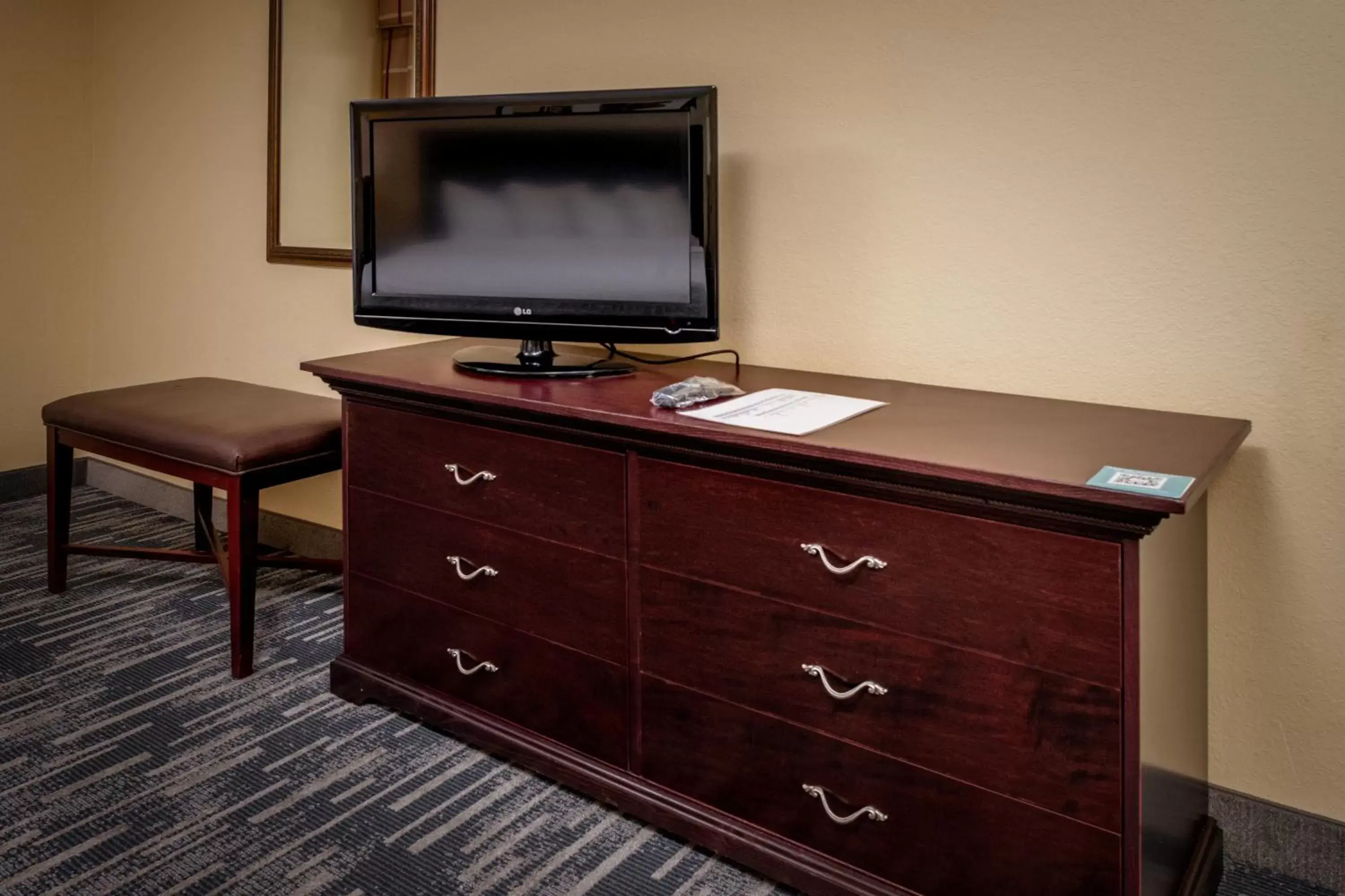 TV and multimedia, TV/Entertainment Center in Country Inn & Suites by Radisson, Princeton, WV
