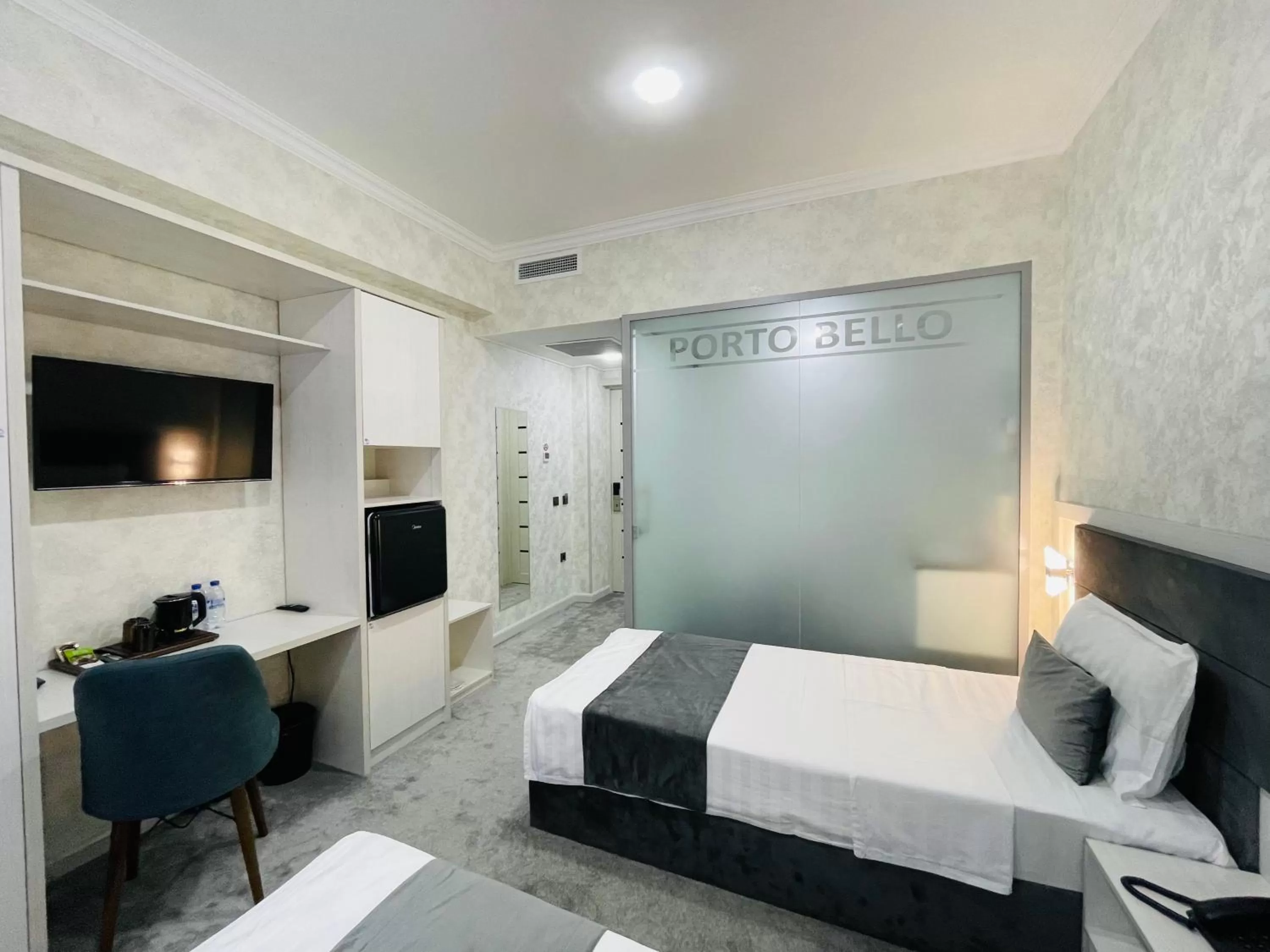 Photo of the whole room, Bed in Porto Bello Hotel