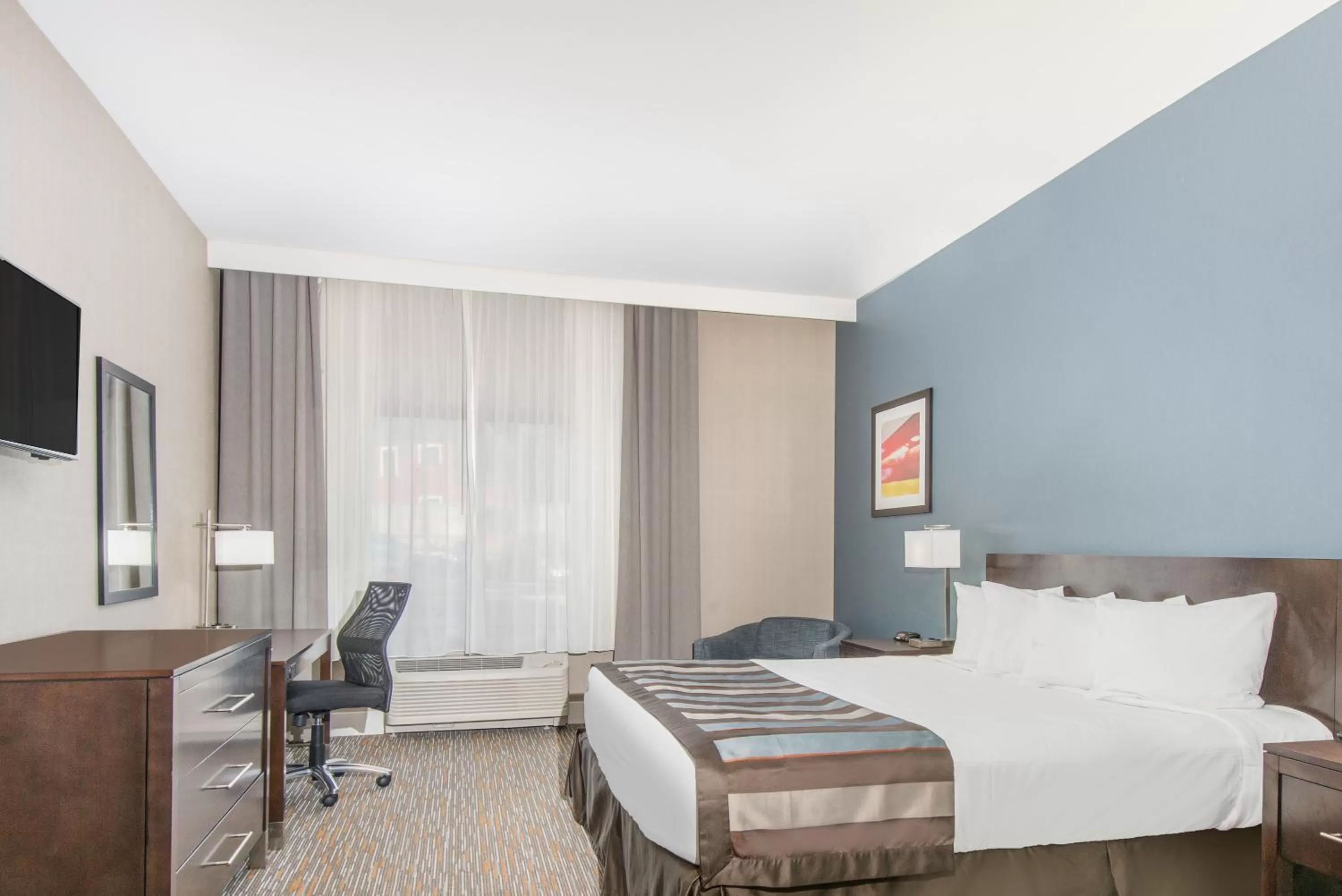 Bedroom, Bed in Wingate by Wyndham Niagara Falls