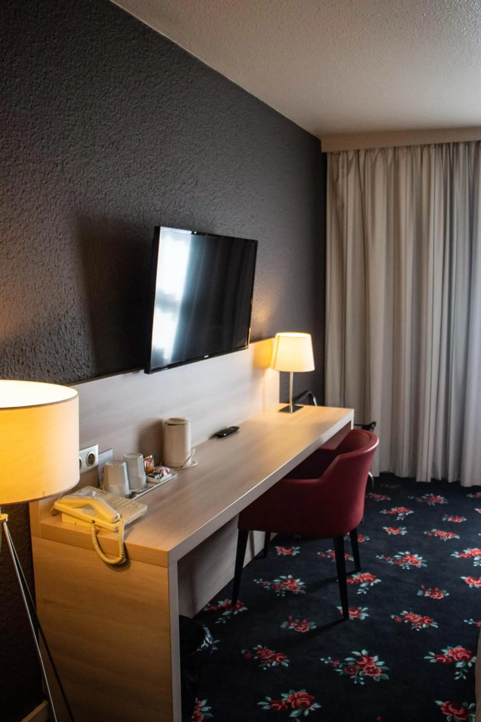 Seating area, TV/Entertainment Center in Best Western Porte du Forez