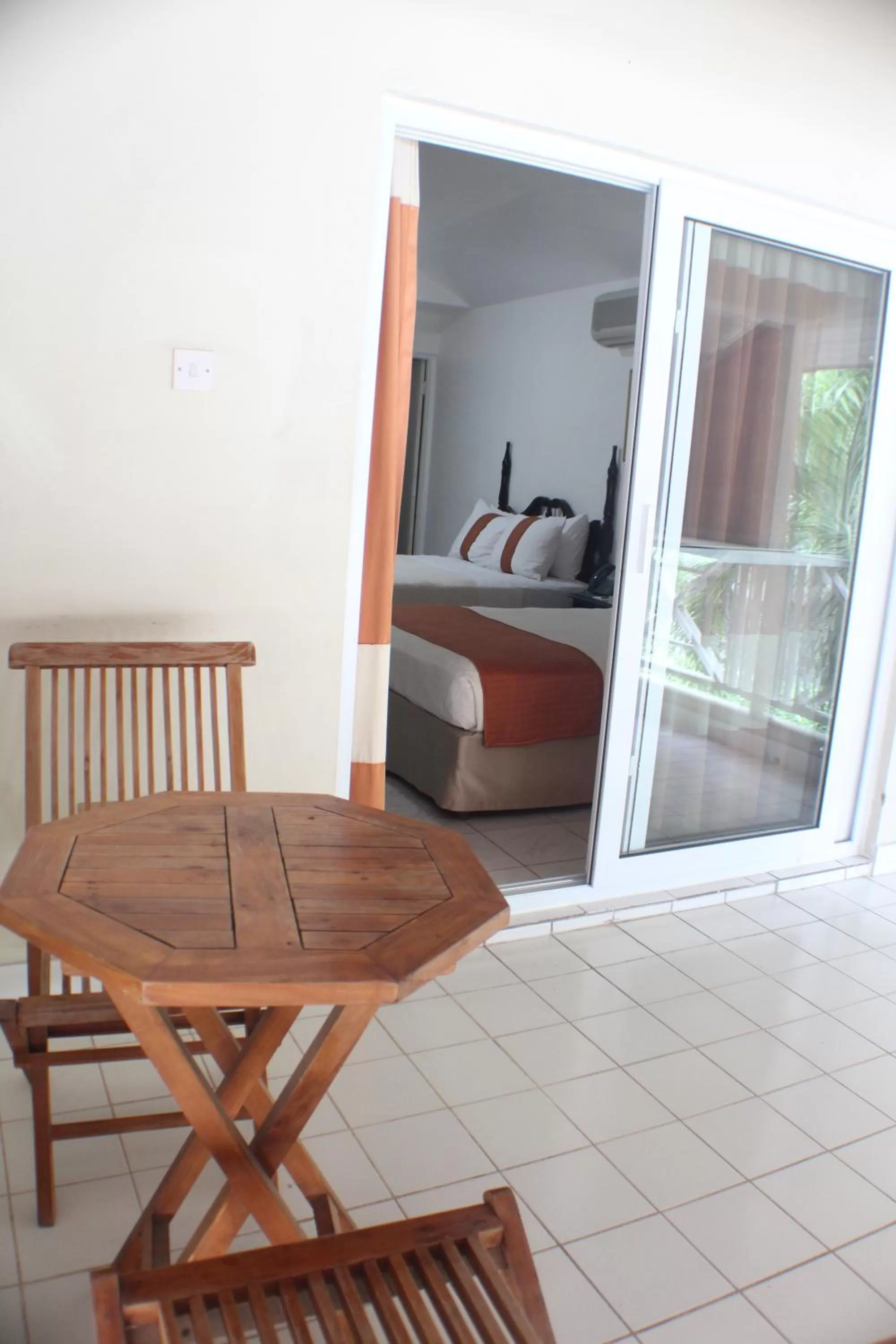 Patio, Bed in Altamont Court Hotel