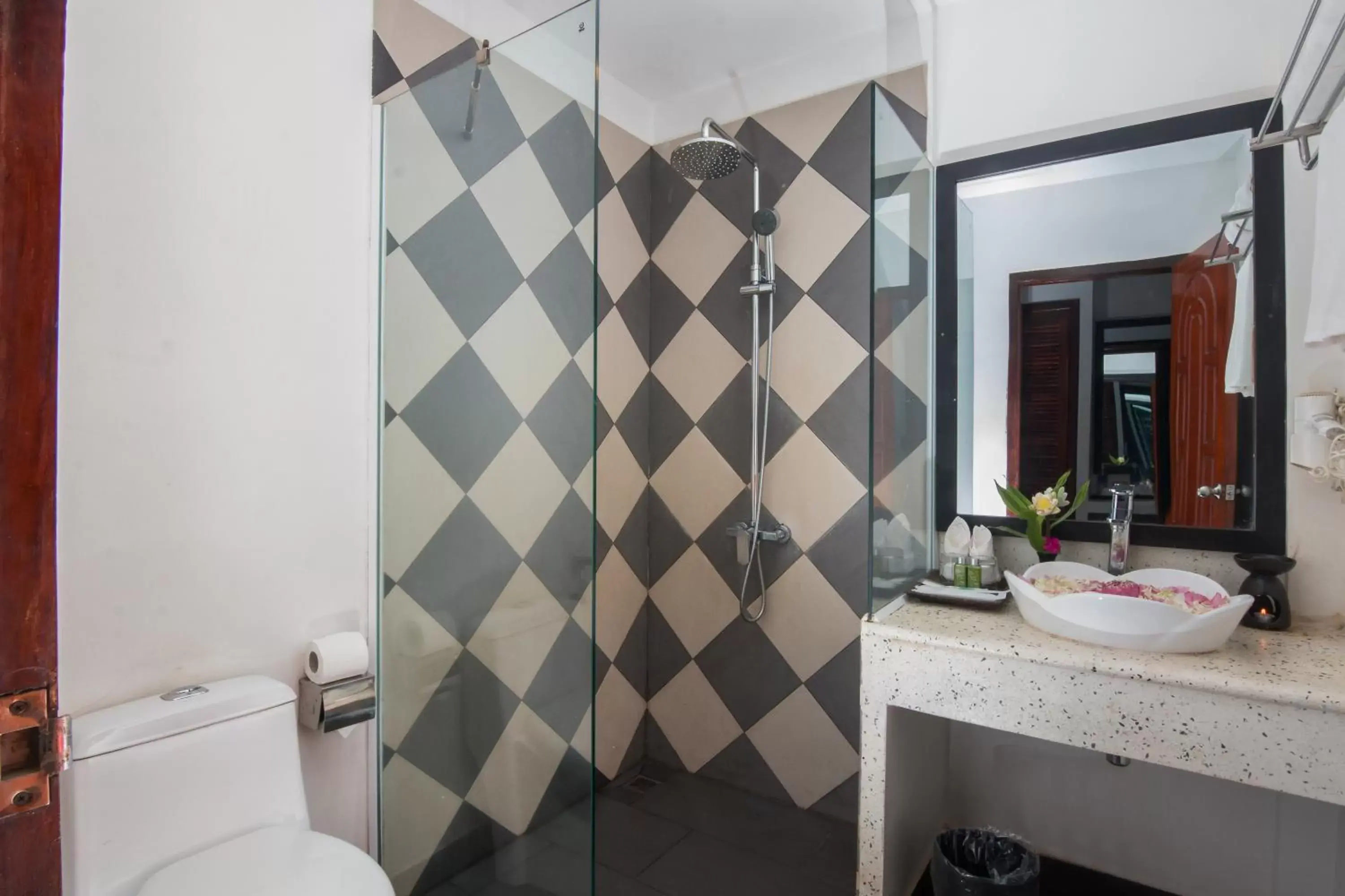 Shower, Bathroom in Apsara Centrepole Hotel