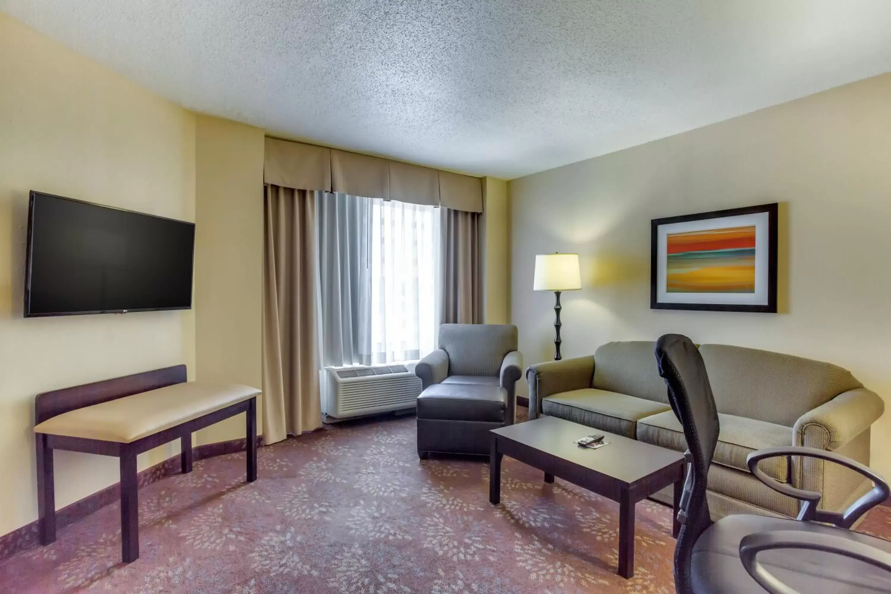 Photo of the whole room, Seating Area in Holiday Inn Indianapolis North-Carmel, an IHG Hotel