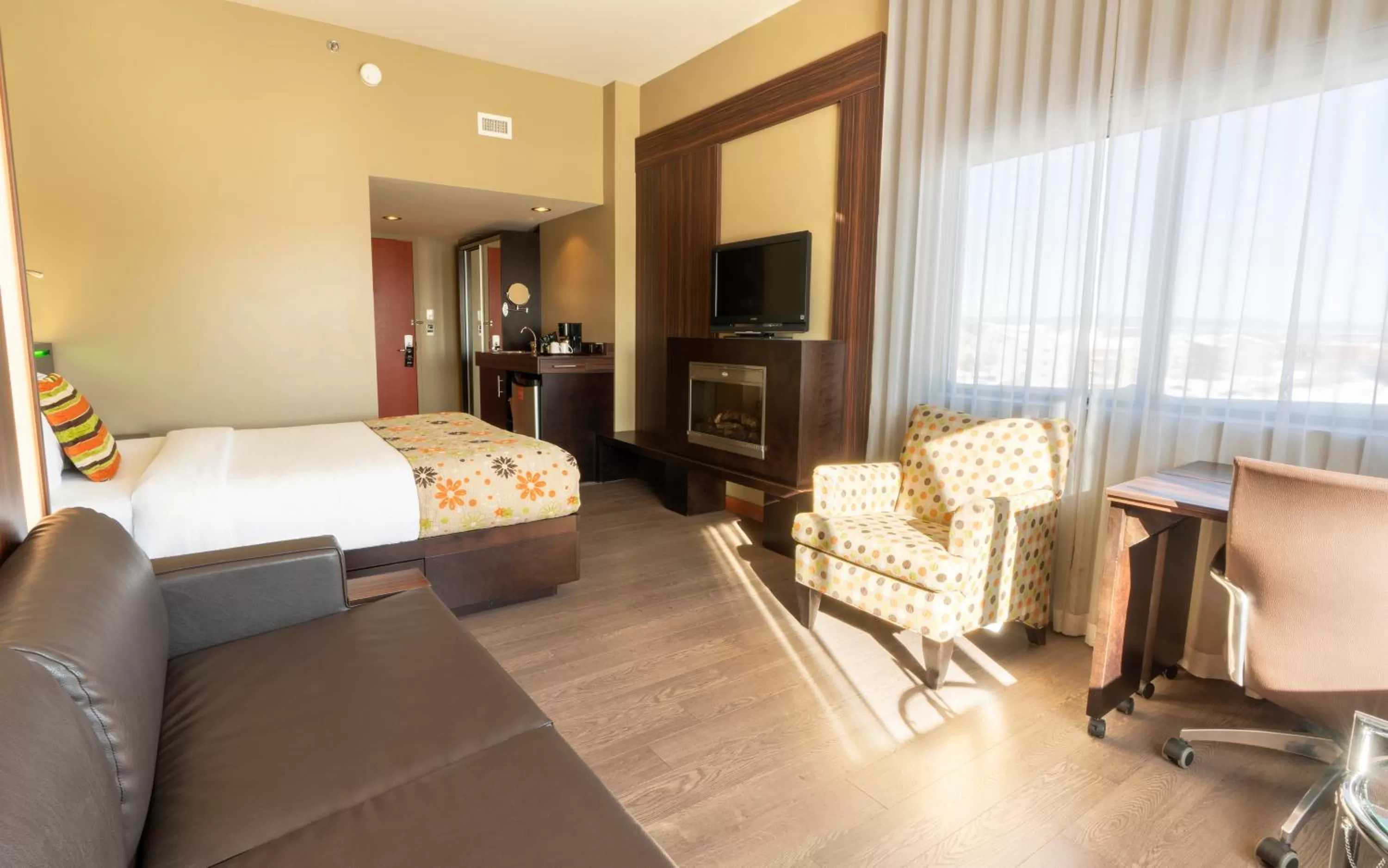 Quadruple Room with Fireplace in Hôtel Must Aéroport de Québec par JARO