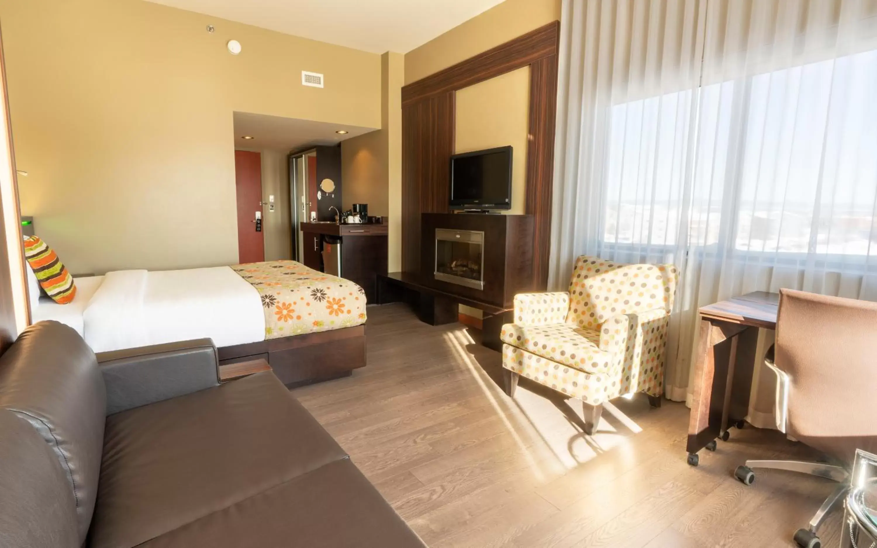 Quadruple Room with Fireplace in Hôtel Must Aéroport de Québec par JARO Quadruple Room with Fireplace in Hôtel Must Aéroport de Québec par JARO