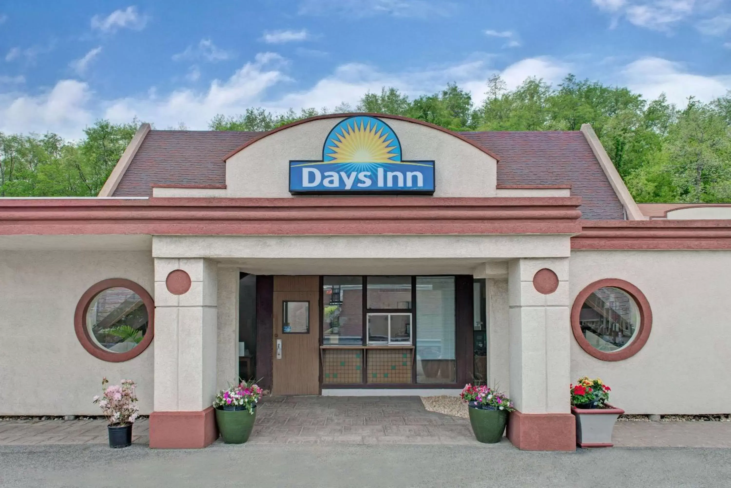 Property building in Days Inn by Wyndham Washington