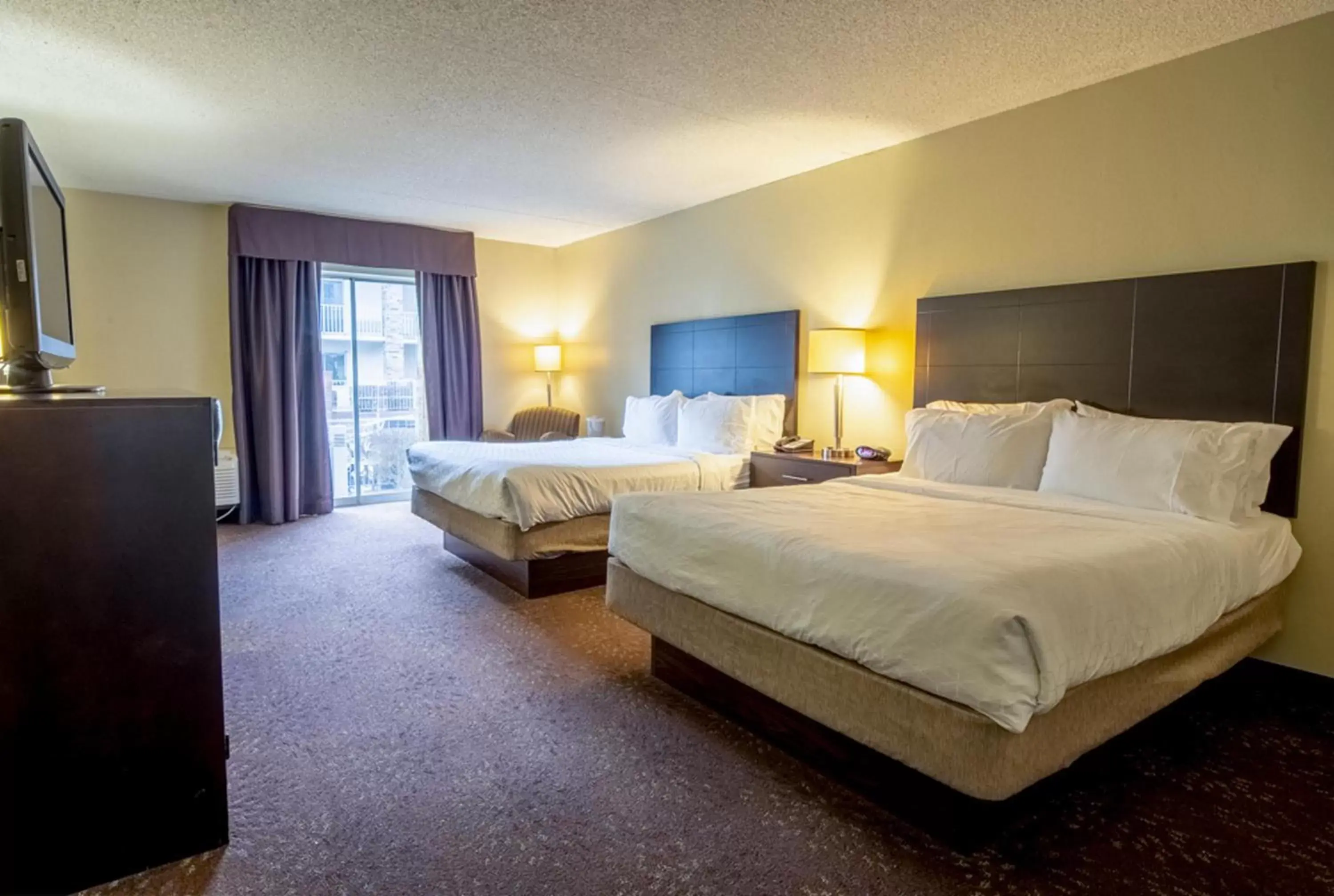 Photo of the whole room, Bed in Holiday Inn Express Hotel & Suites Pittsburgh Airport, an IHG Hotel