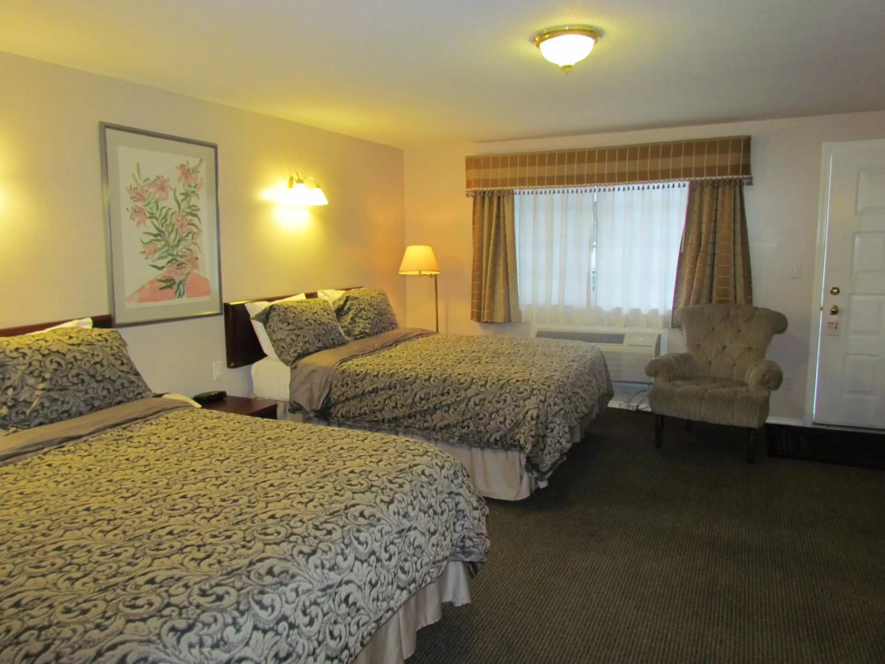 Deluxe Queen Room with Two Queen Beds in Rosedale Motel