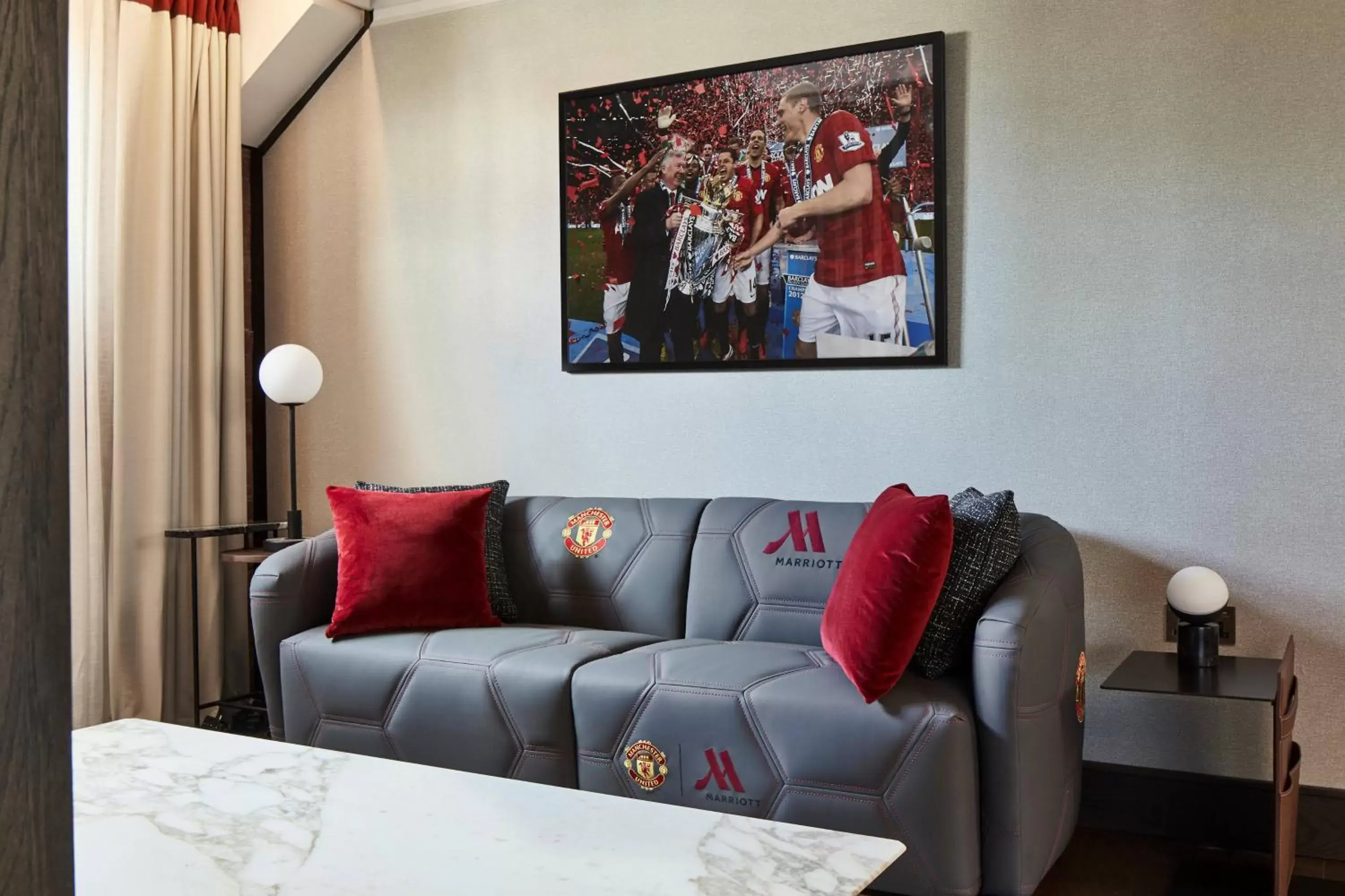 Living room, Seating Area in Manchester Marriott Victoria & Albert Hotel