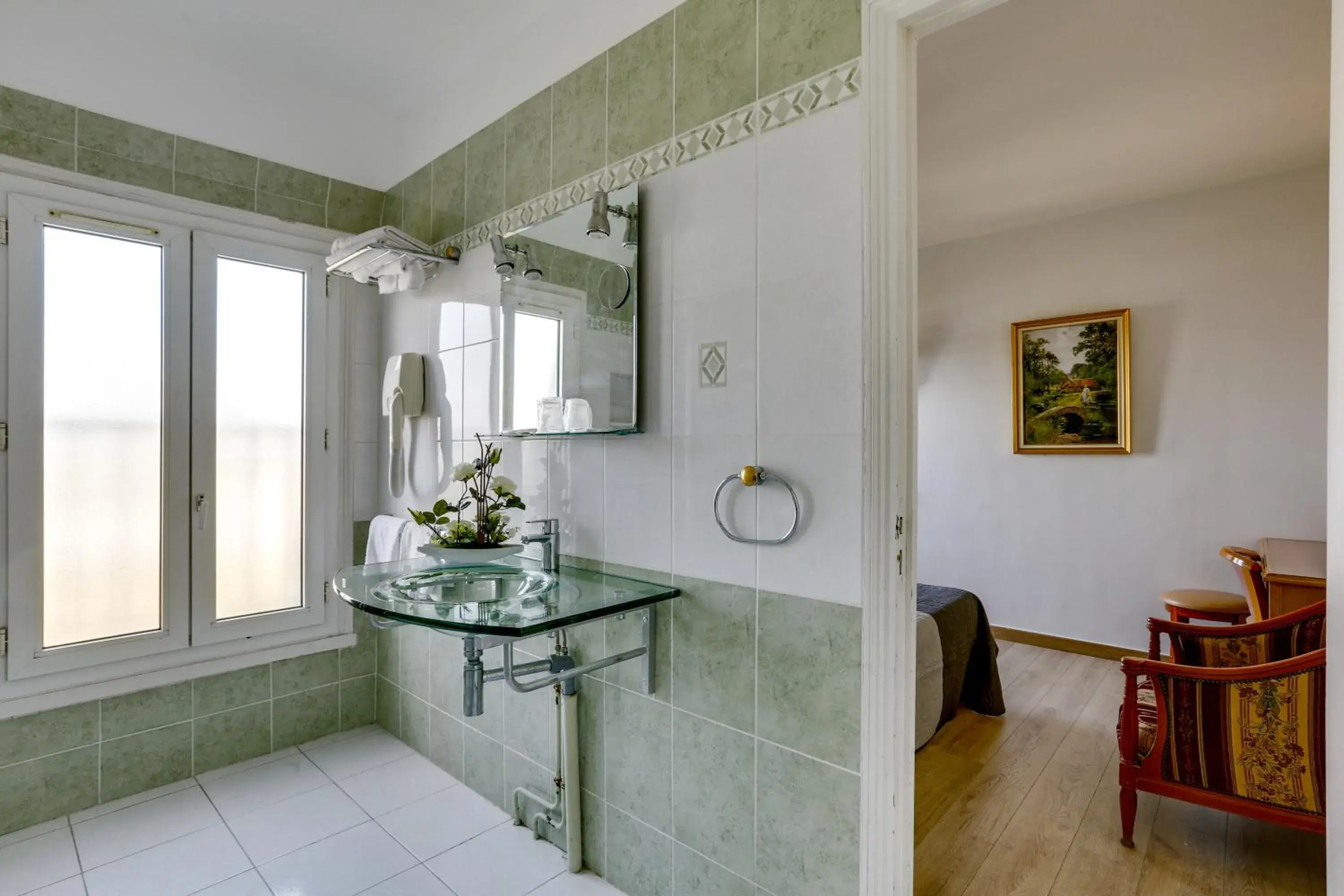 Bathroom, Kitchen/Kitchenette in Hotel Du Square D'Anvers