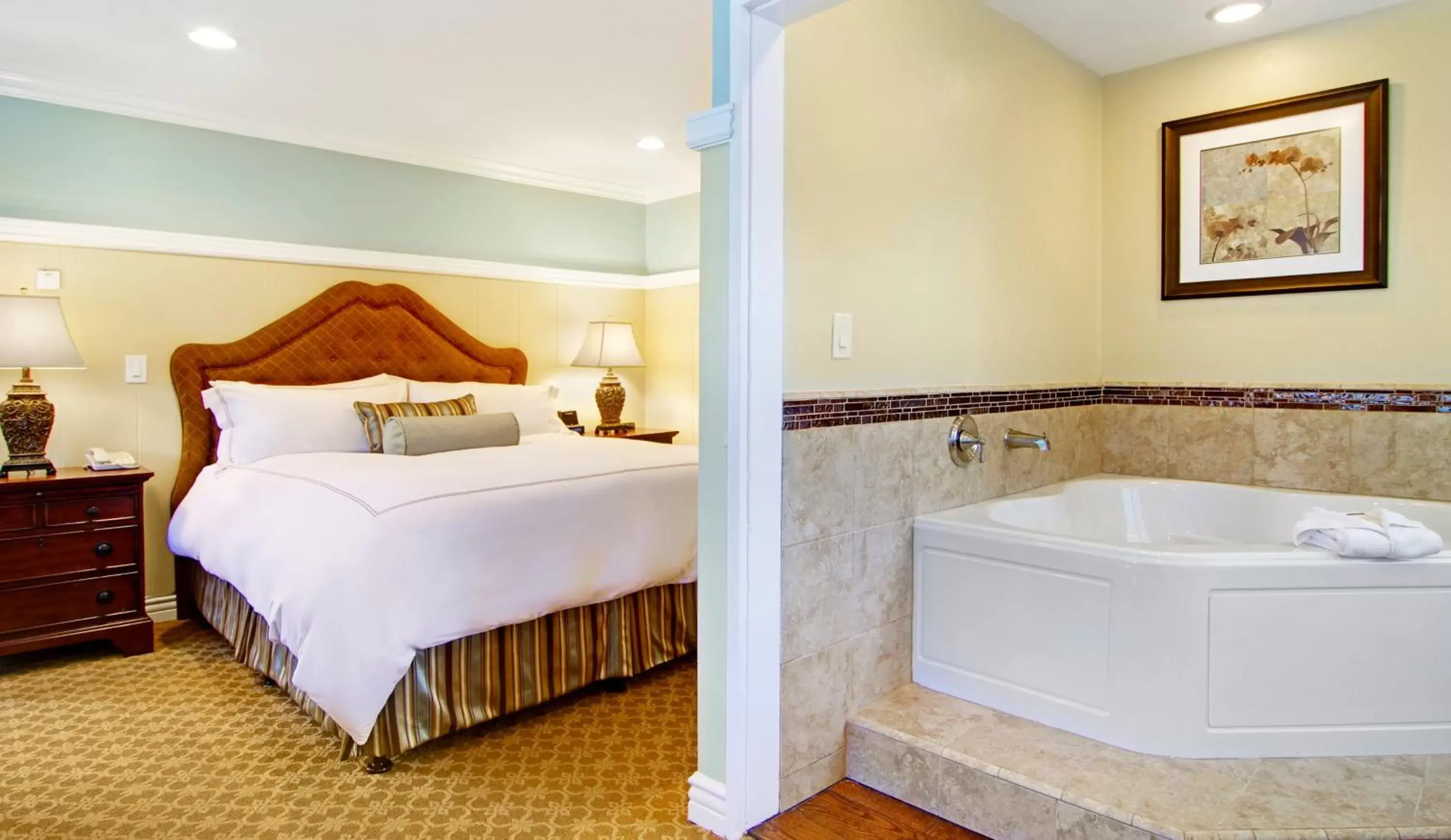 Hot Tub, Bed in Wayside Inn