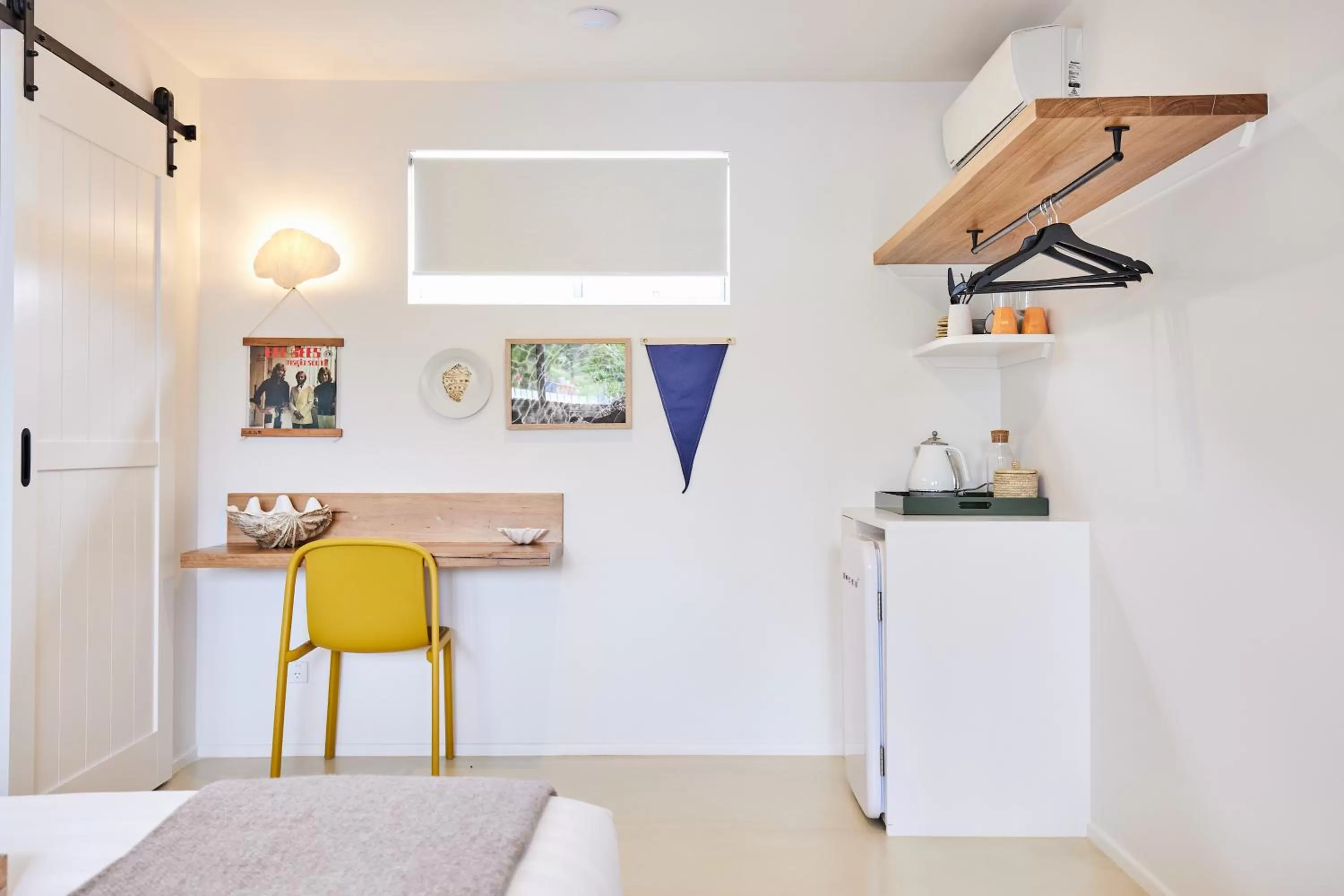 Kitchen or kitchenette in The Blue Water Motel