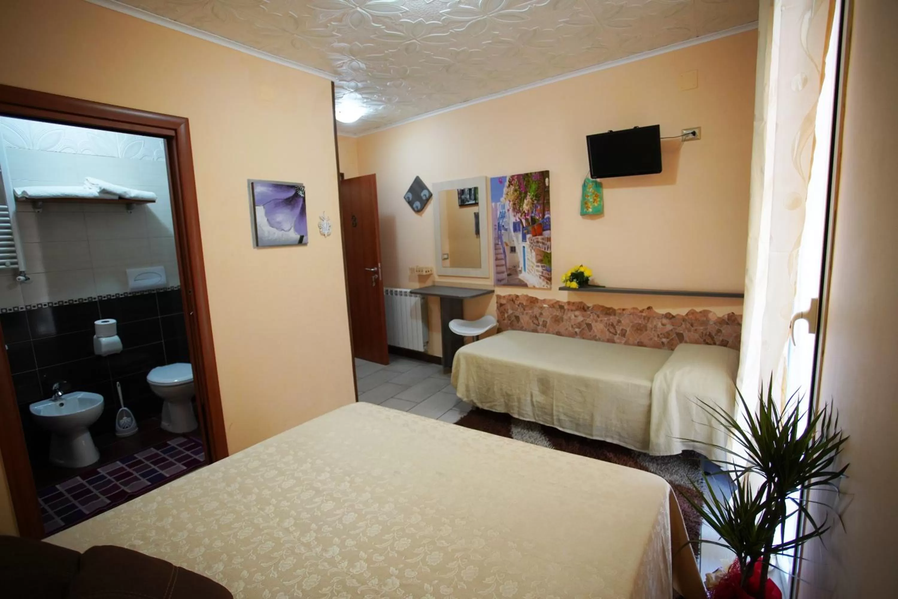 Photo of the whole room, Bed in Golden Dreams B&B