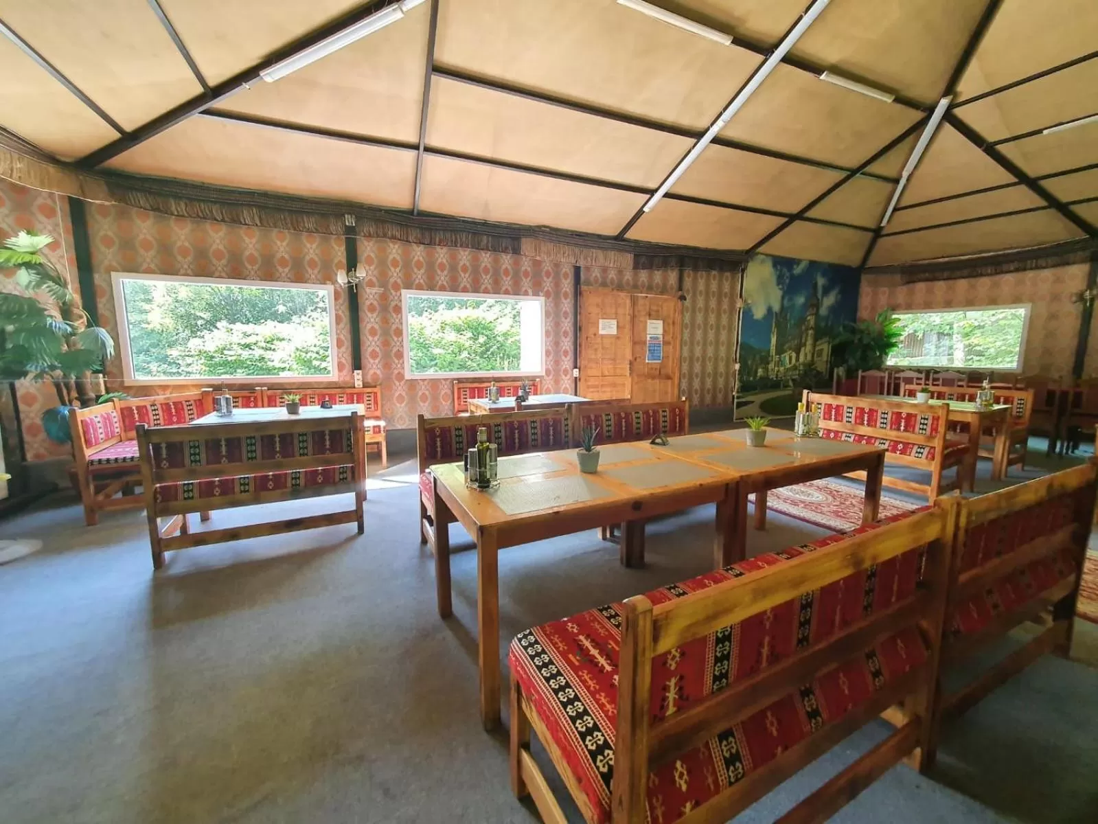 Restaurant/places to eat in Hotel Green Palace