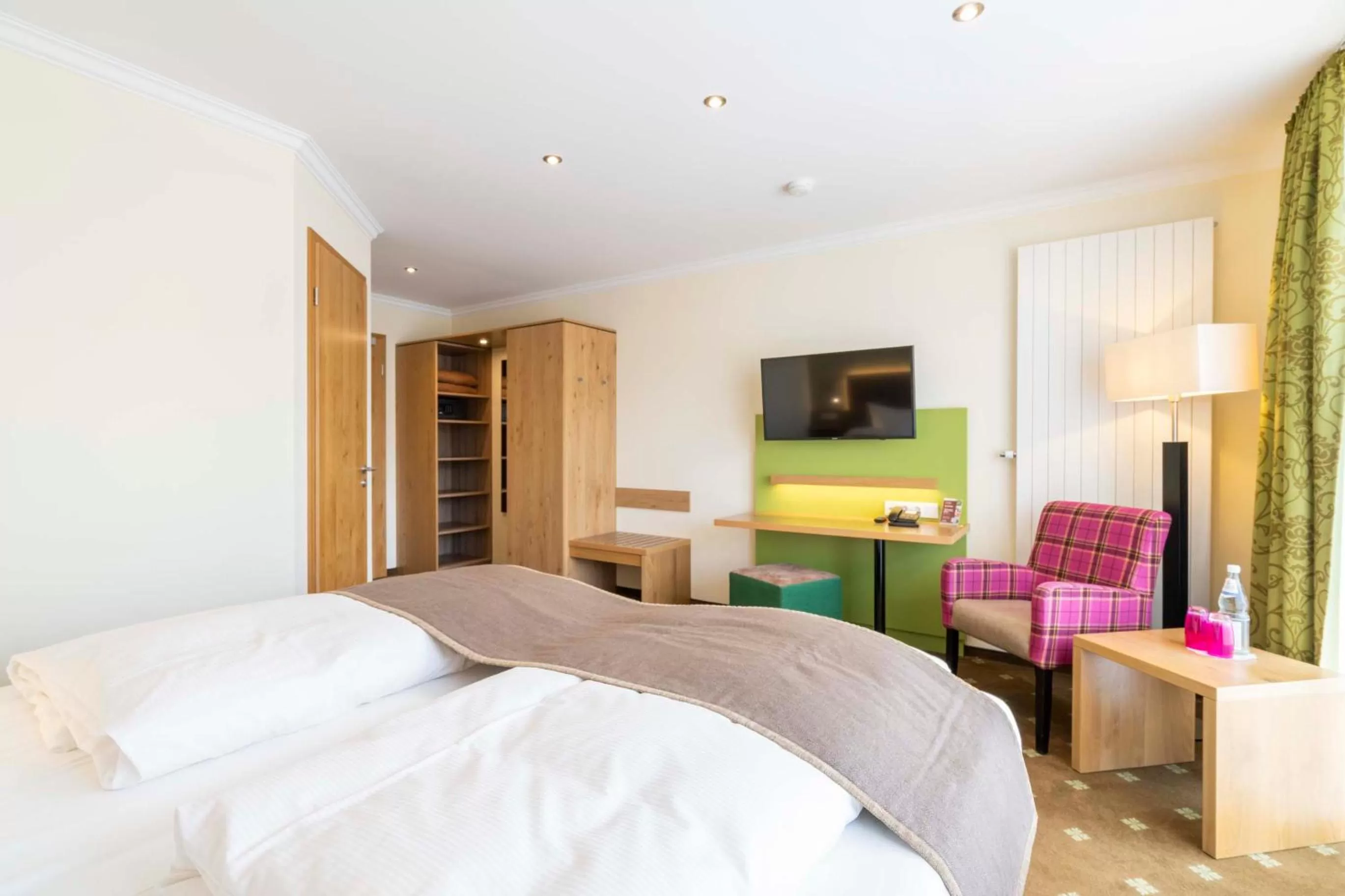 Photo of the whole room, Bed in Hotel Brauerei Gasthof Höhn