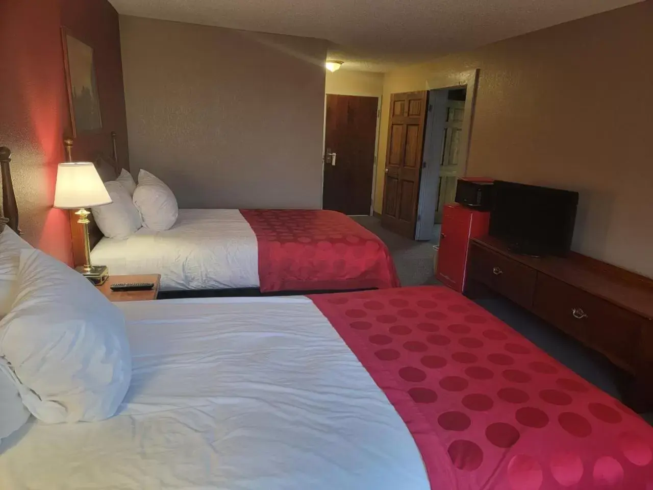 Photo of the whole room, Bed in Ramada by Wyndham Angola/Fremont Area