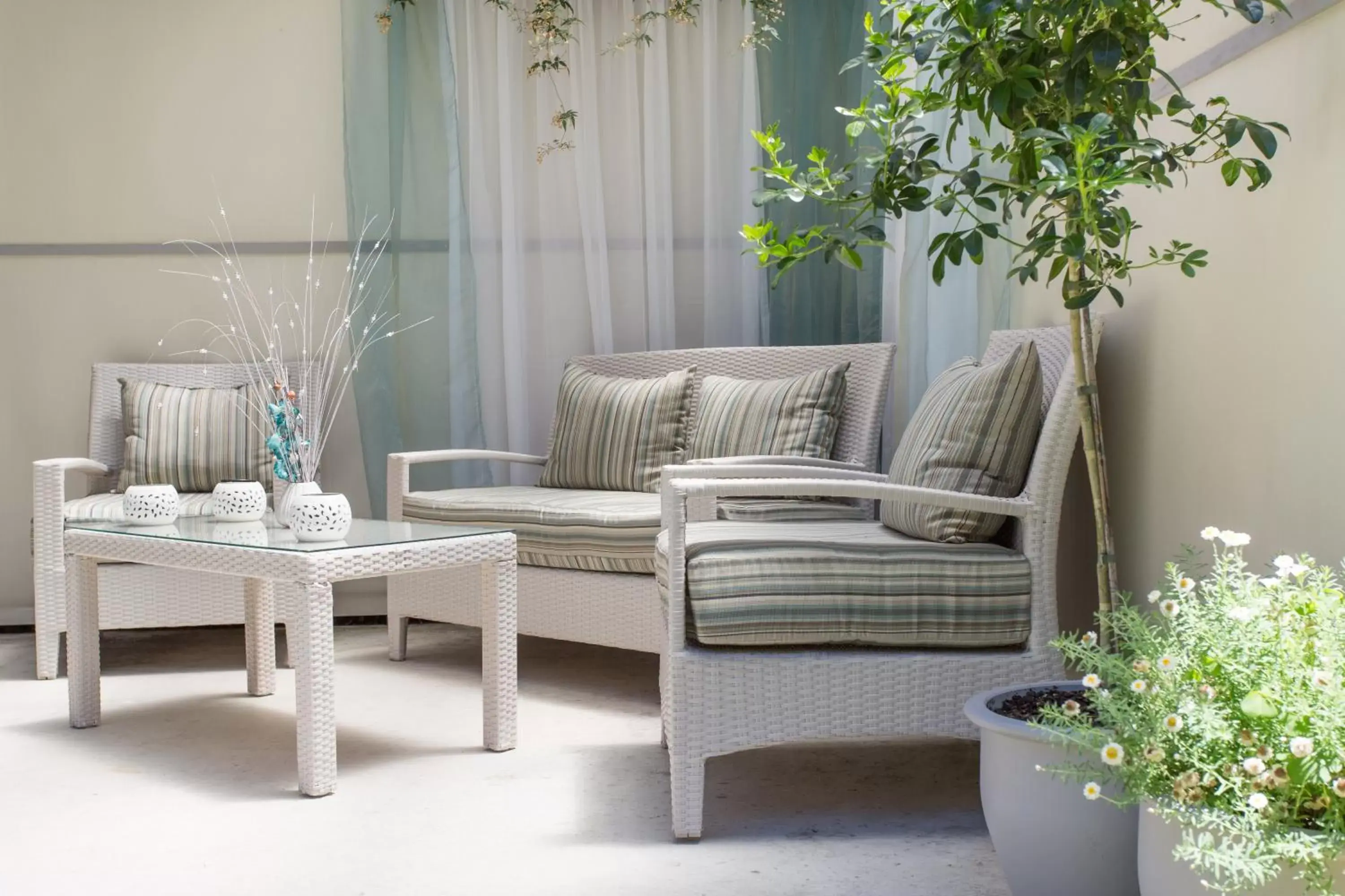 Balcony/Terrace, Seating Area in Greens Motel