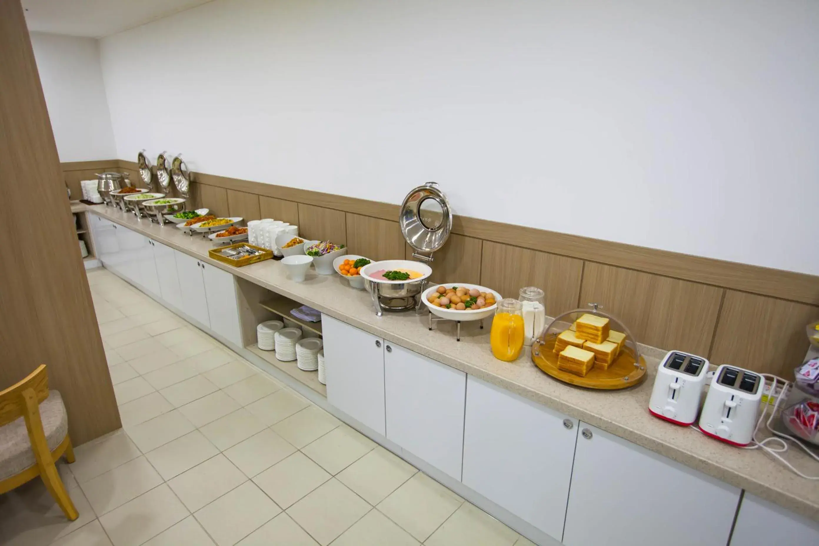 Restaurant/places to eat, Kitchen/Kitchenette in Suandsu Hotel