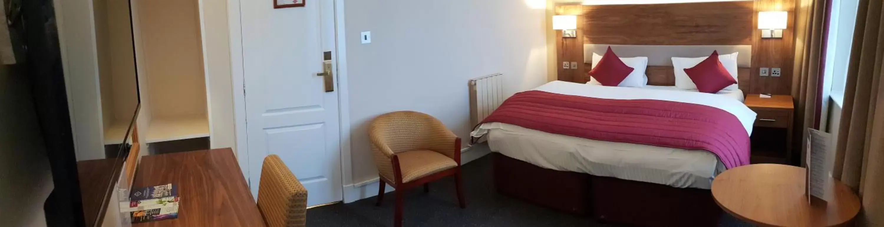 Photo of the whole room, Bed in The Empress Hotel