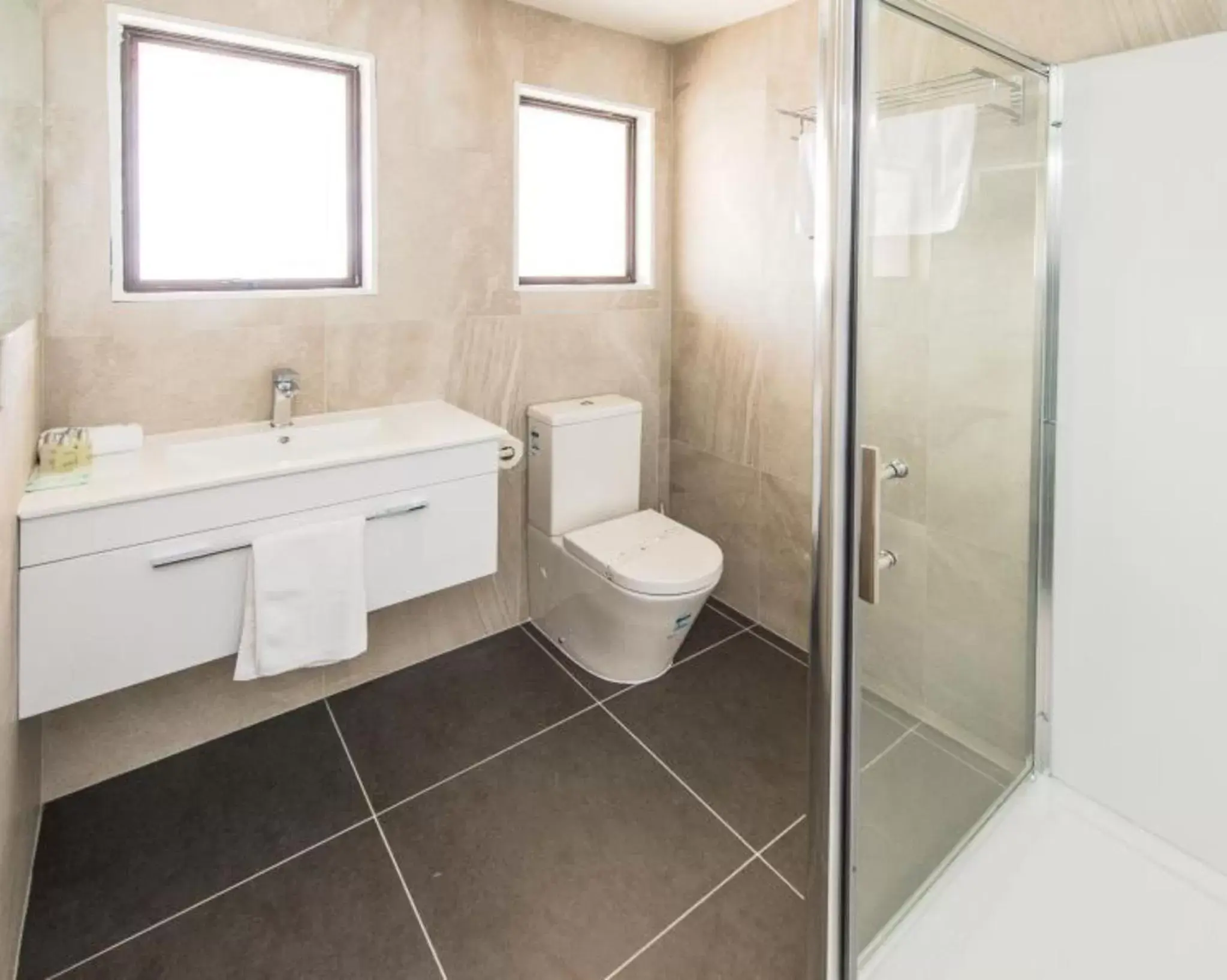 Shower, Bathroom in Burwood Motel